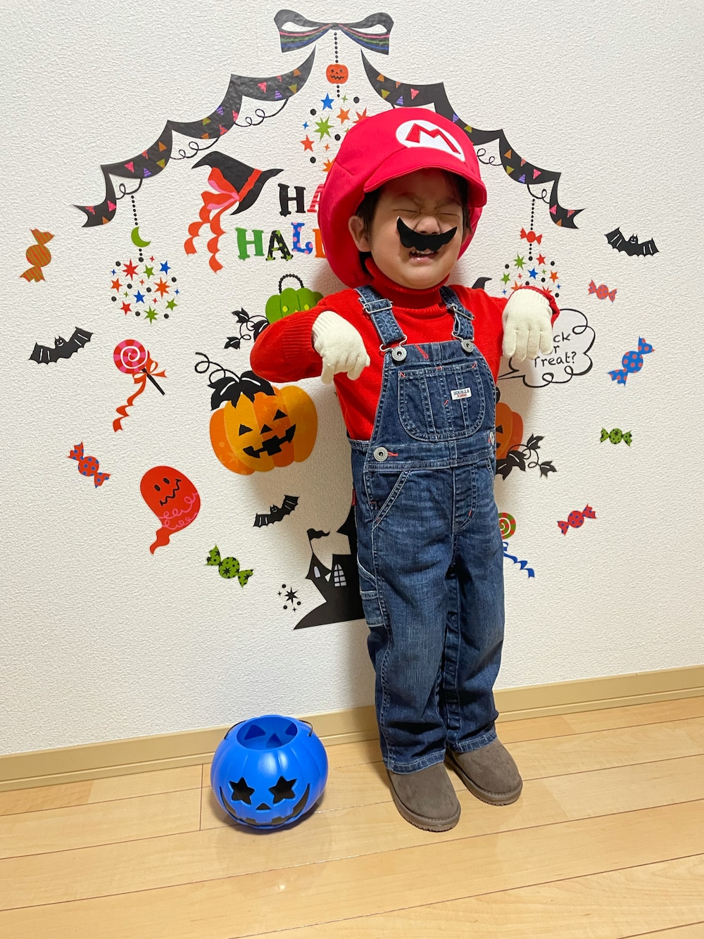 「WEARハロウィン2022、マリオ、2歳11ヶ月、おとこのこ、コスプレ、ダブルビー、プティマイン、オーシャンアンドグラウンド、西松屋、かわいい、カジュアルコーデ、オーバーオール、おしゃれさんと繋がりたい、イベント、フォローお願いします」｜「petit mainのフェイクムートンブーツ（ブーツ、グレー系）」を使った、蒼さん（キッズ・90cm）の秋コーディネートの1枚目の写真