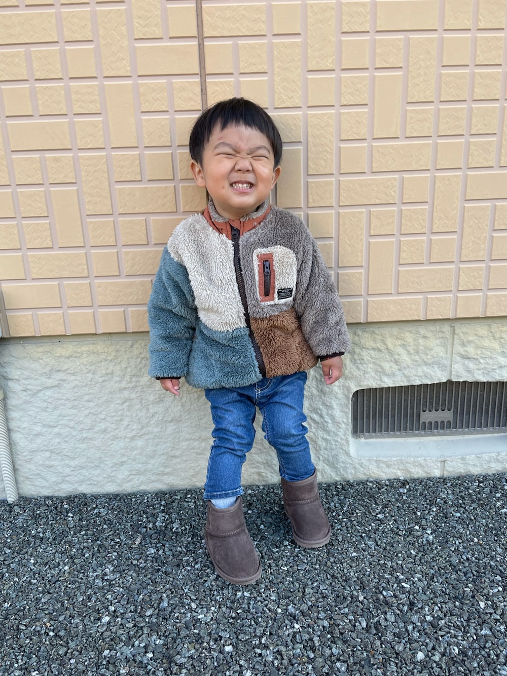 「カジュアルコーデ、キッズコーデ、おしゃれさんと繋がりたい、ブリーズ、ブランシェス、プティマイン、2歳、男の子、休日コーデ、スキニーデニム、かわいい、フェイクムートン、フリース、冬コーデ、90cm」｜「BREEZEのファーフリースジャケット（その他アウター、その他）」を使った、蒼さん（キッズ・80cm）の冬コーディネートの1枚目の写真