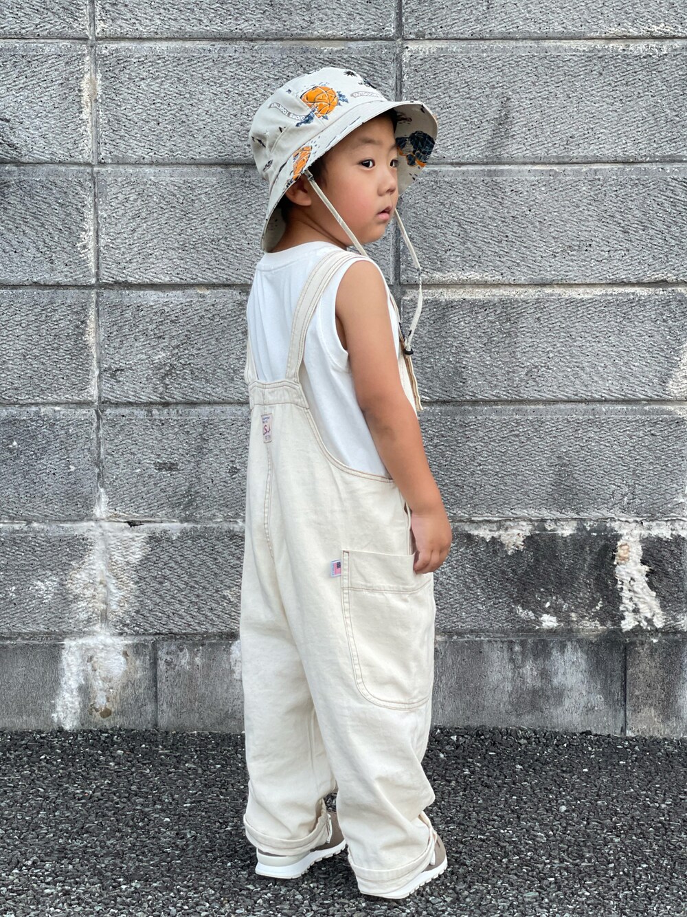 「サロペット、まだまだ暑い、ワントーンコーデ、ハット、シンプル、おしゃれさんと繋がりたい、カジュアルコーデ、夏コーデ、休日スタイル、プチプラ、淡色コーデ、スニーカー、3歳、お出かけコーデ、ブラウン」｜「THE NORTH FACEのTHE NORTH FACE:サマー クーリング ハット（ハット、ホワイト系）」を使った、蒼さん（キッズ・90cm）の秋コーディネートの1枚目の写真