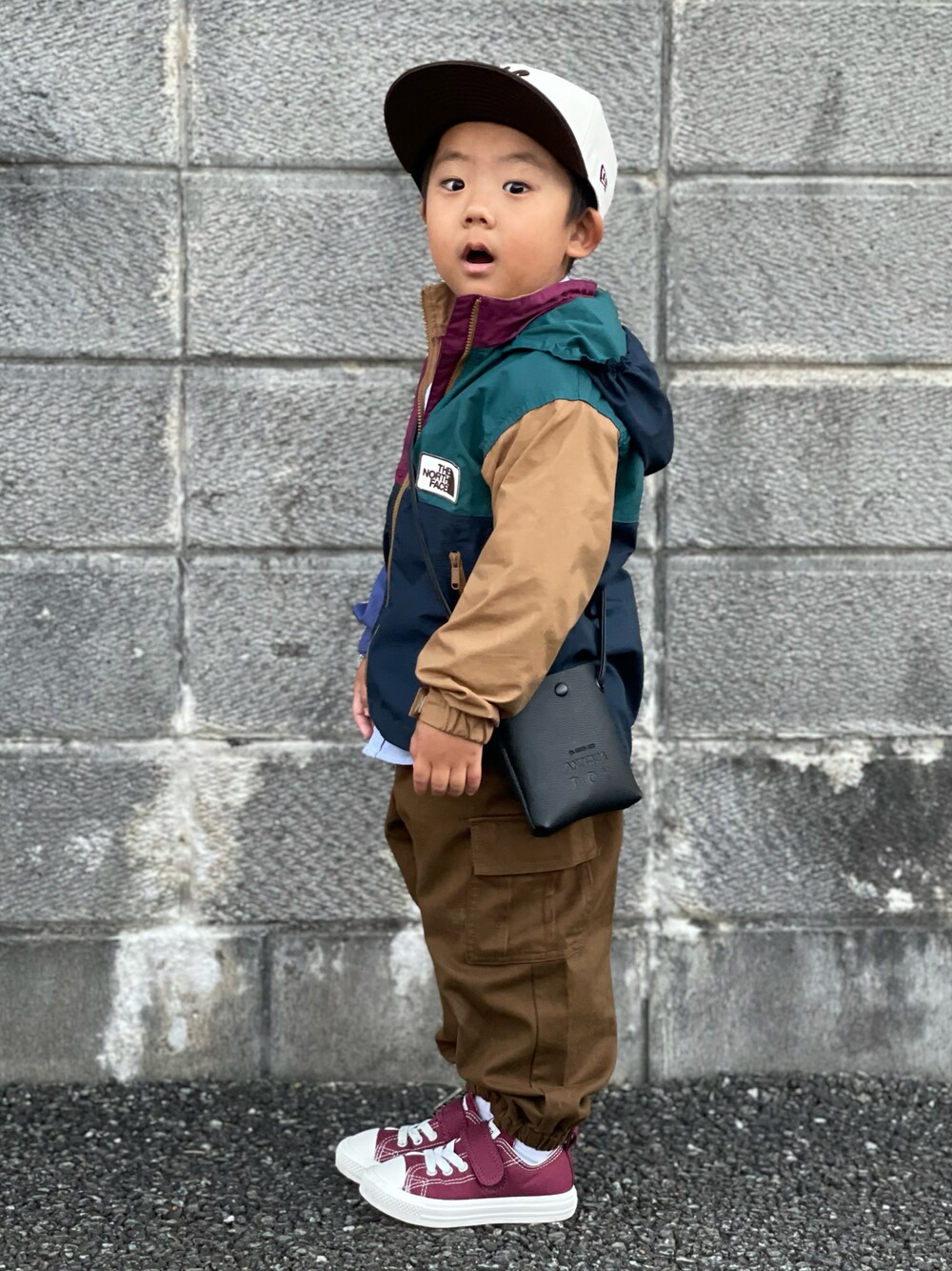 「重ね着ベストシーズン、秋コーデ、休日スタイル、カジュアルコーデ、カーゴパンツ、キャップ、スニーカー、シャツスタイル、ブラウン、お出かけコーデ、カラーパンツ、プチプラ、GU、THE NORTH FACE、アウター」｜「GUのGU BOYSオックスフォードシャツ(長袖) カラー: 01 OFF WHITE ¥1,490 110cm（シャツ/ブラウス、ホワイト系）」を使った、蒼さん（キッズ・90cm）の秋コーディネートの1枚目の写真
