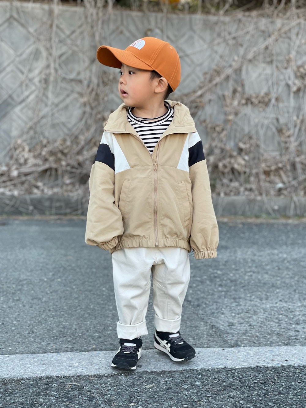 「春服デビュー宣言、GU、キャップ、ボーダー、スニーカー、カジュアル、キッズコーデ、3歳、おしゃれさんと繋がりたい、ナイロンジャケット、ワントーンコーデ、春コーデ、春アウター、パステル映える春、ベージュ」｜「THE NORTH FACEのTHE NORTH FACE/ザ・ノース・フェイス キッズ キャップ NNJ42200（キャップ、ブラウン系）」を使った、蒼さん（キッズ・90cm）の春コーディネートの1枚目の写真