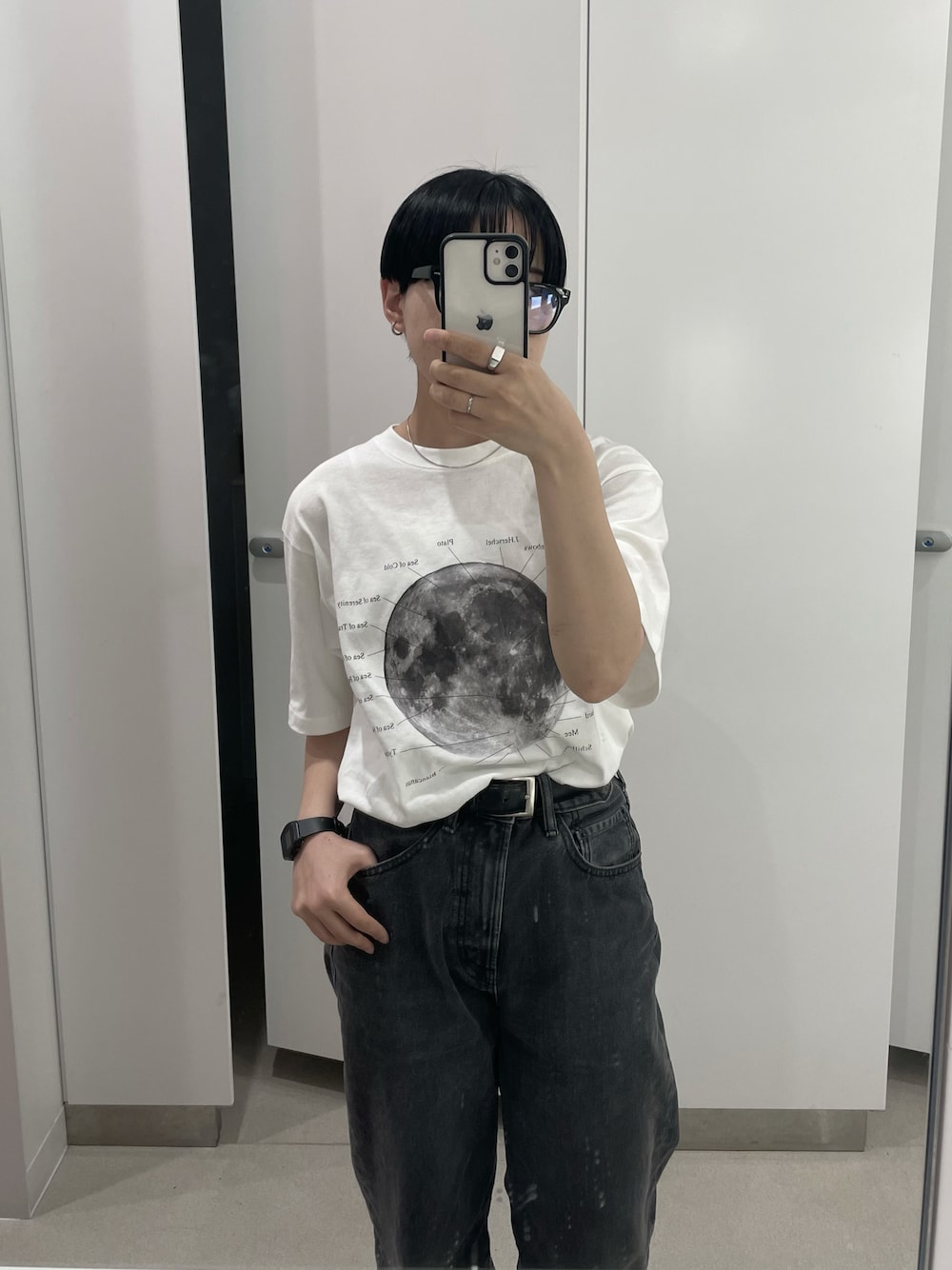 「Tシャツ、chaopanic typy、デニム、バギーパンツ、GU、CASIO、BEAMS BOY、シルバーアクセサリー、CENE、無印良品、モノトーン、モノトーンコーデ、シンプル、シンプルコーデ、低身長」｜「CIAOPANIC TYPYの【UNISEX】ムーンクレーターロゴプリントTee（Tシャツ/カットソー、ホワイト系）」を使った、kanaさん（レディース・152cm）の春コーディネートの1枚目の写真
