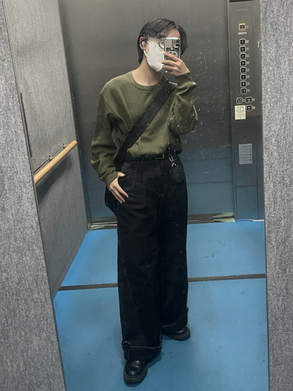 グリーン系のTシャツ/カットソー、ブラック系のデニムパンツ、ブラック系のブーツを着用したレディースの春コーディネートの1枚目の写真