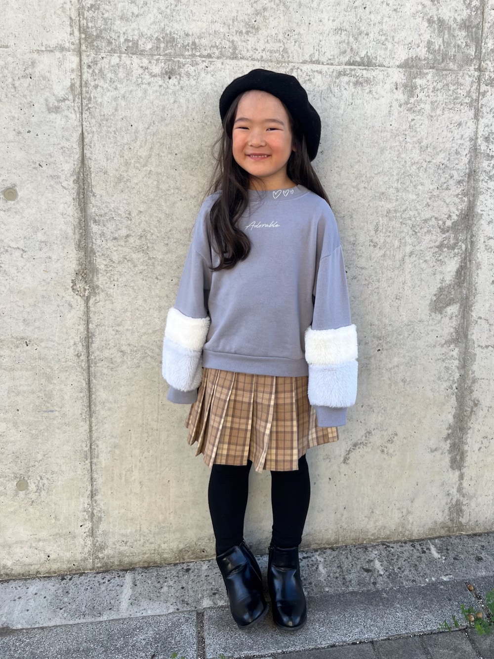 「PR、袖ファー、チェックプリーツミニスコート、UNIQLO、ウールブレンドベレー、GU、チェック、ブーツ、新星WEARISTAにエントリー」｜「ikkaの袖ファー刺繍裏毛プルオーバー（100~160cm）（スウェット、ブルー系）」を使った、Rooori_さん（キッズ・110cm）の冬コーディネートの1枚目の写真