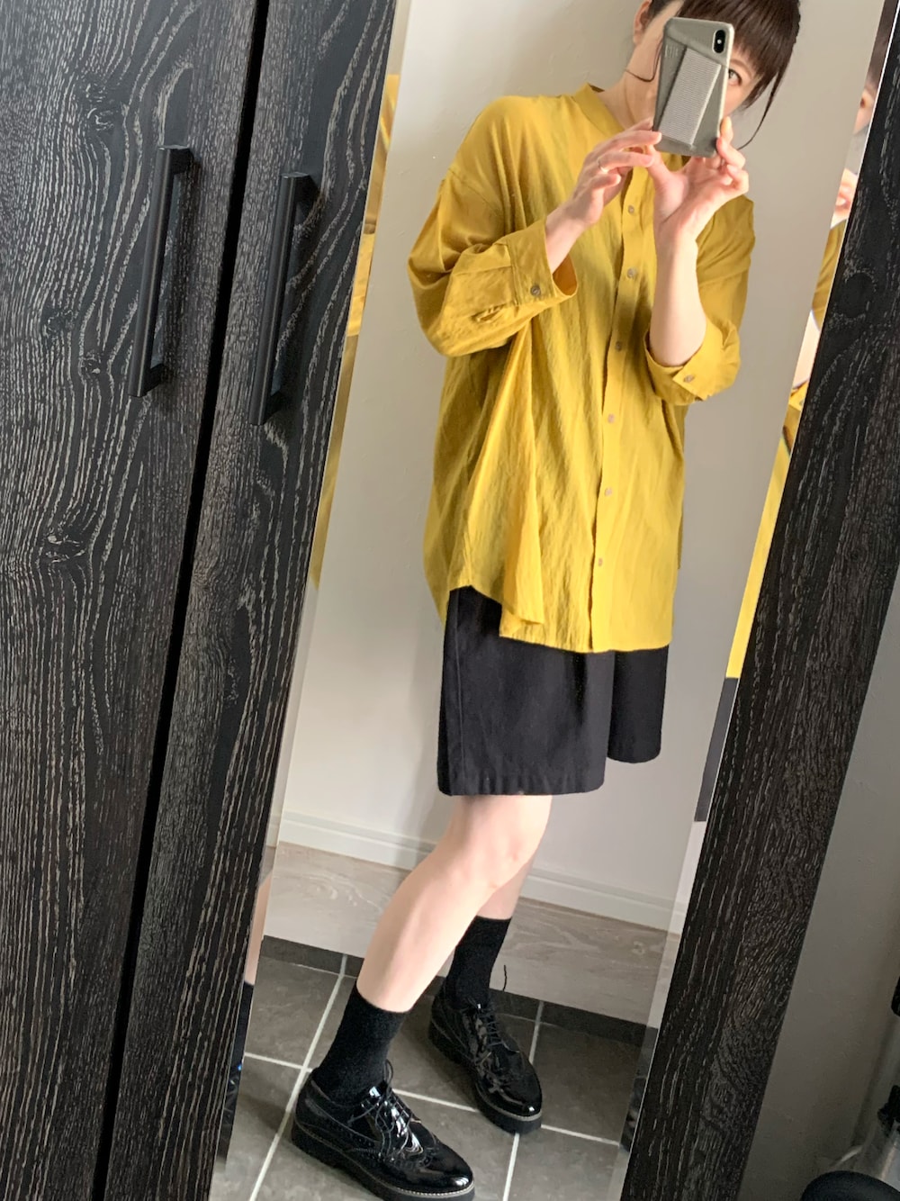 「秋コーデ、シンプル、休日スタイル、大人女子、オトナカジュアル、着回しコーデ、秋色、シアーシャツ、キュロット、エナメルシューズ」｜「Samansa Mos2 blueのタックハーフパンツ（その他パンツ、ブラック系）」を使った、JcoRo☀︎さん（レディース・158cm）の秋コーディネートの1枚目の写真