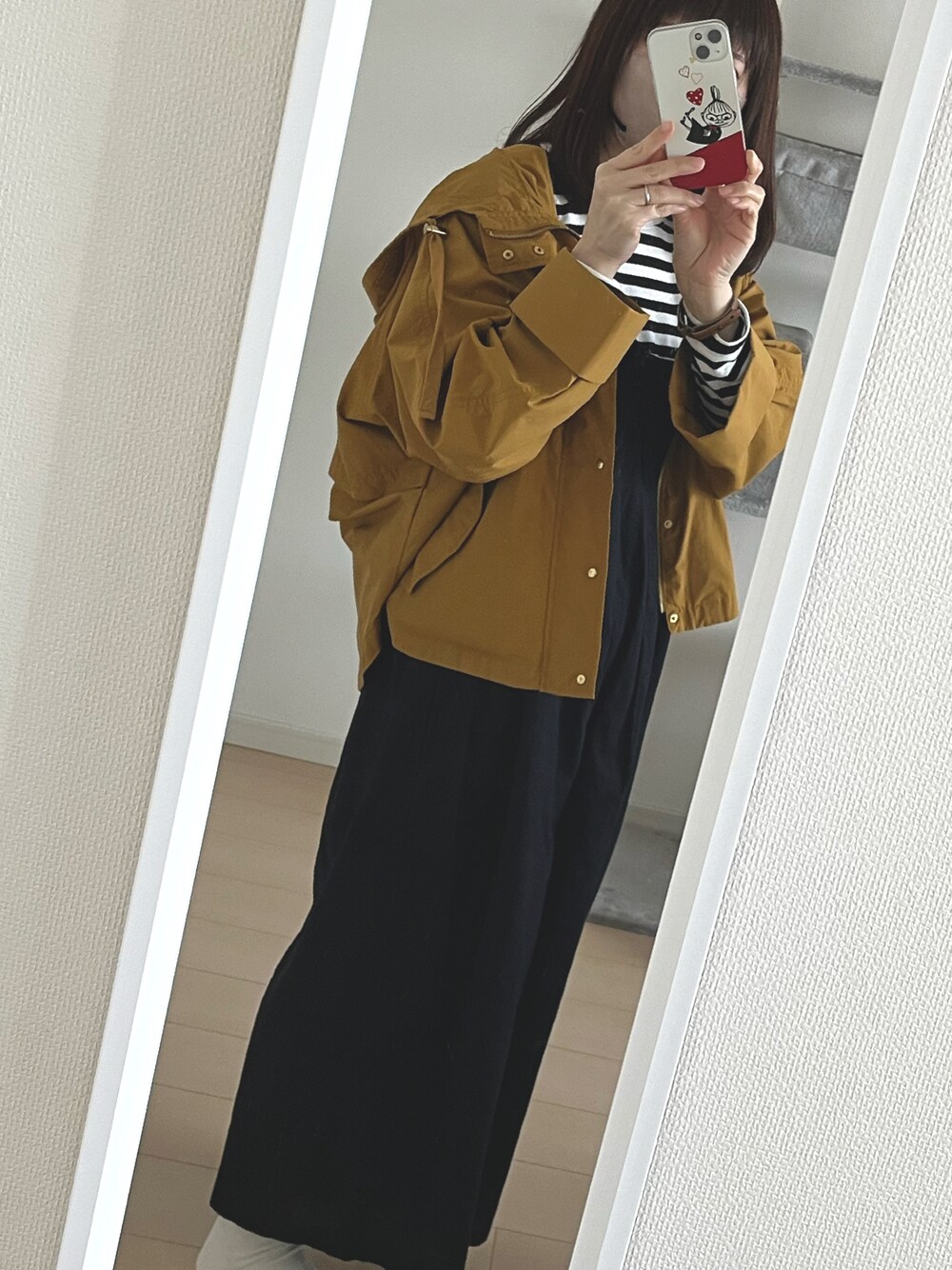 イエロー系のマウンテンパーカー、ブラック系のその他パンツ、ブラック系のTシャツ/カットソーを着用したレディースの春コーディネートの1枚目の写真