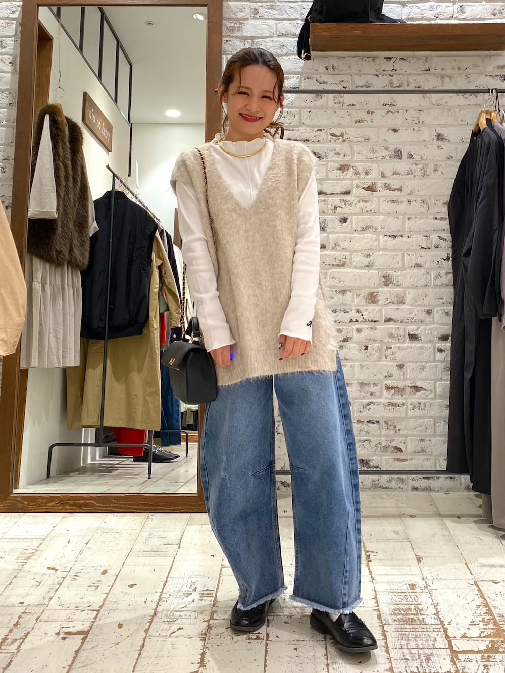 「秋服まるっと大公開、ショルダーバッグ、ベージュ、ニットベスト、ベスト、レイヤードスタイル、デニムパンツ、デニム、カーブパンツ、シンプルコーデ、ローファー、きれいめカジュアル、今日のコーデ、秋コーデ、重ね着ベストシーズン」｜「PUAL CE CINの【S/Mサイズ展開】カーブデニムパンツ（デニムパンツ、ブルー系）」を使った、yukaさん（レディース・153cm）の秋コーディネートの1枚目の写真