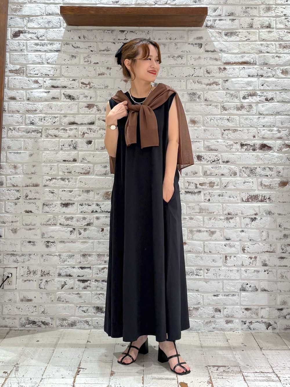 「ブラウン、ブラウンコーデ、ワンピースコーデ、ラクチンコーデ、低身長、低身長コーデ、低身長女子、カーディガン、カーディガンコーデ、カーディガン肩かけ、ブラックコーデ、ブラック、夏、夏コーデ、ワンピース」｜「PUAL CE CINのシルケット風カットソーワンピース（ワンピース、ブラック系）」を使った、yukaさん（レディース・153cm）の夏コーディネートの1枚目の写真