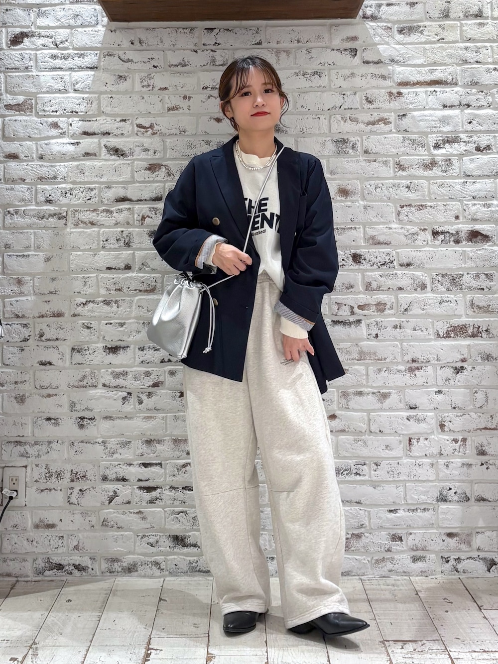 「春コーデ、ジャケット、ジャケットスタイル、きれいめカジュアル、スウェットパンツ、ロゴニット、低身長コーデ、低身長、カジュアルコーデ、テーラードジャケット、キレイめカジュアル、巾着バッグ、楽チンコーデ、ゆるコーデ、大人女子」｜「PUAL CE CINのジャガードロゴニットプルオーバー（ニット/セーター、ホワイト系）」を使った、yukaさん（レディース・153cm）の春コーディネートの1枚目の写真