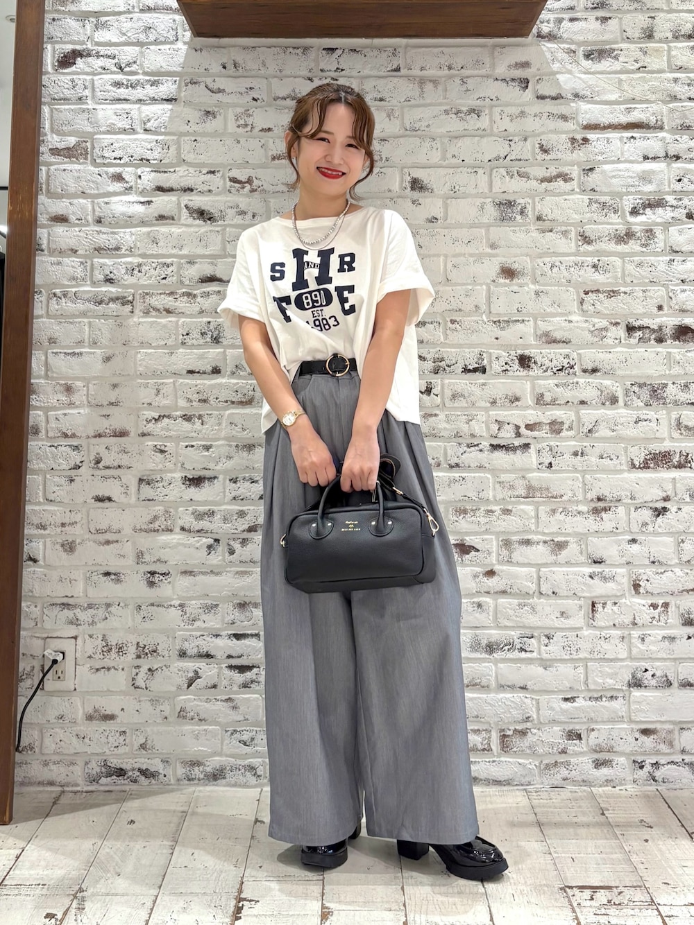 「最近のいい感じコーデ、Tシャツ、ロゴT、ワイドパンツ、白Tシャツ、夏、夏だ！Tシャツ着よう！、低身長、低身長コーデ、低身長女子、シンプル、シンプルコーデ、カジュアル、カジュアルコーデ、きれいめカジュアル」｜「PUAL CE CINの【2点セット】TRビスチェセットアップ（つなぎ/オールインワン、グレー系）」を使った、yukaさん（レディース・153cm）の春コーディネートの1枚目の写真