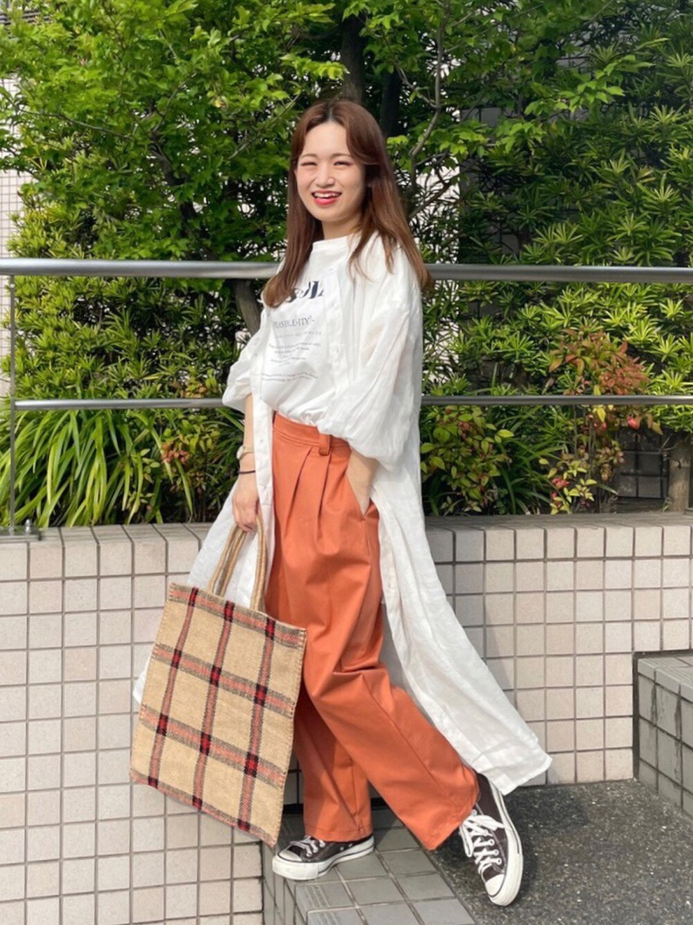 「カラーパンツ、カラーコーデ、オレンジ、夏コーデ、pualcecin、コンバース、ビタミンカラー、タックイン、カラー×コーデ、ジュートバッグ、羽織り、ootd、今日のコーデ、トートバッグ、FUDGEBOYのトラッドスタイル」｜「PUAL CE CINのジュート麻ＢＡＧ（ショルダーバッグ、レッド系）」を使った、yukaさん（レディース・153cm）の春コーディネートの1枚目の写真