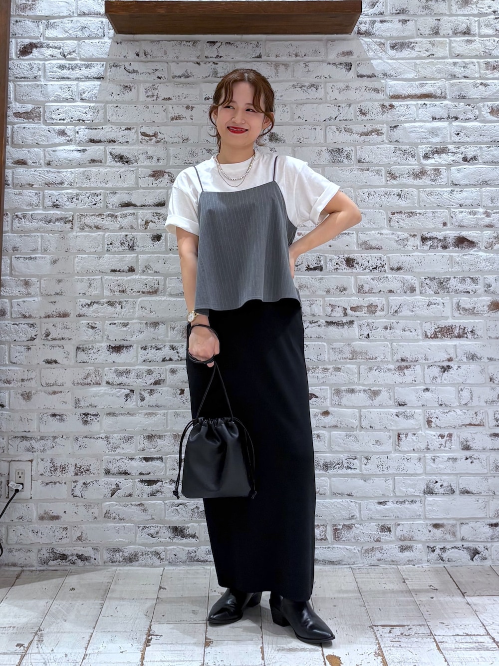 「モノトーン、モノトーンコーデ、レイヤードスタイル、ナロースカート、ビスチェ、Tシャツ、低身長、低身長コーデ、低身長女子、春夏コーデ、春コーデ、夏コーデ、巾着バッグ、きれいめカジュアル、キレイめ」｜「PUAL CE CINの【Du noir】ナロースカート（スカート、ブラック系）」を使った、yukaさん（レディース・153cm）の春コーディネートの1枚目の写真