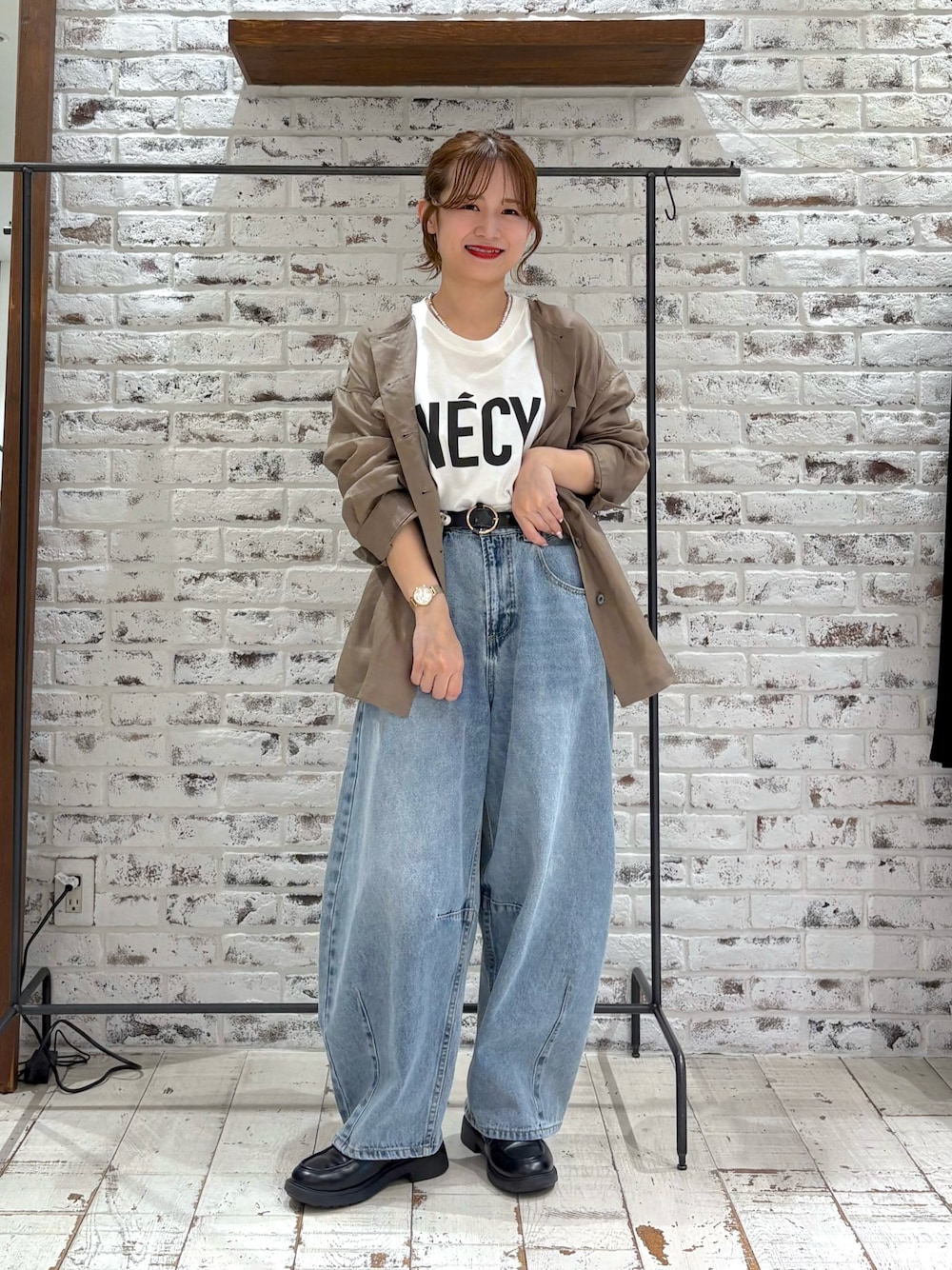 「大人カジュアル、最近のいい感じコーデ、春、シンプルスタイル、大人かわいい、デニムコーデ、ワイドパンツ、ワイドデニム、デニムパンツ、ジャケット、きれいめ、きれいめカジュアル、キレイめ、低身長、低身長コーデ」｜「PUAL CE CINの【低身長・高身長対応/サイズ展開】デニムカーブレッグパンツ（デニムパンツ、ブルー系）」を使った、yukaさん（レディース・153cm）の春コーディネートの1枚目の写真