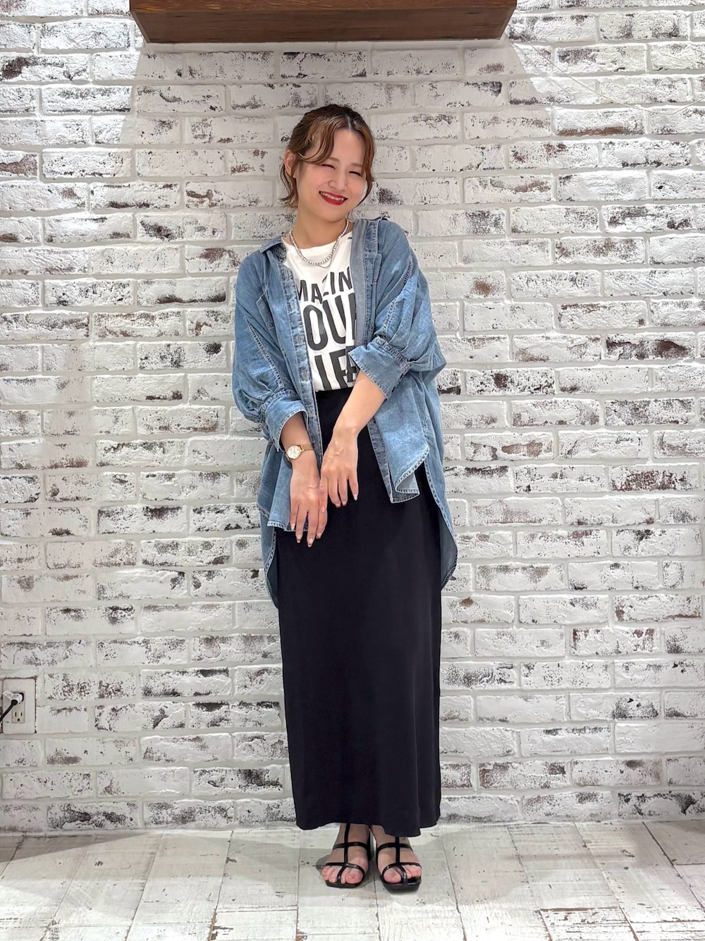 「デニム、ロゴT、シンプルスタイル、夏、シャツスタイル、デニムコーデ、低身長女子、シンプルコーデ、きれいめカジュアル、夏コーデ、白Tシャツ、低身長、低身長コーデ、デニムシャツ、Tシャツ」｜「PUAL CE CINの【Du noir】ナロースカート（スカート、ブラック系）」を使った、yukaさん（レディース・153cm）の夏コーディネートの1枚目の写真