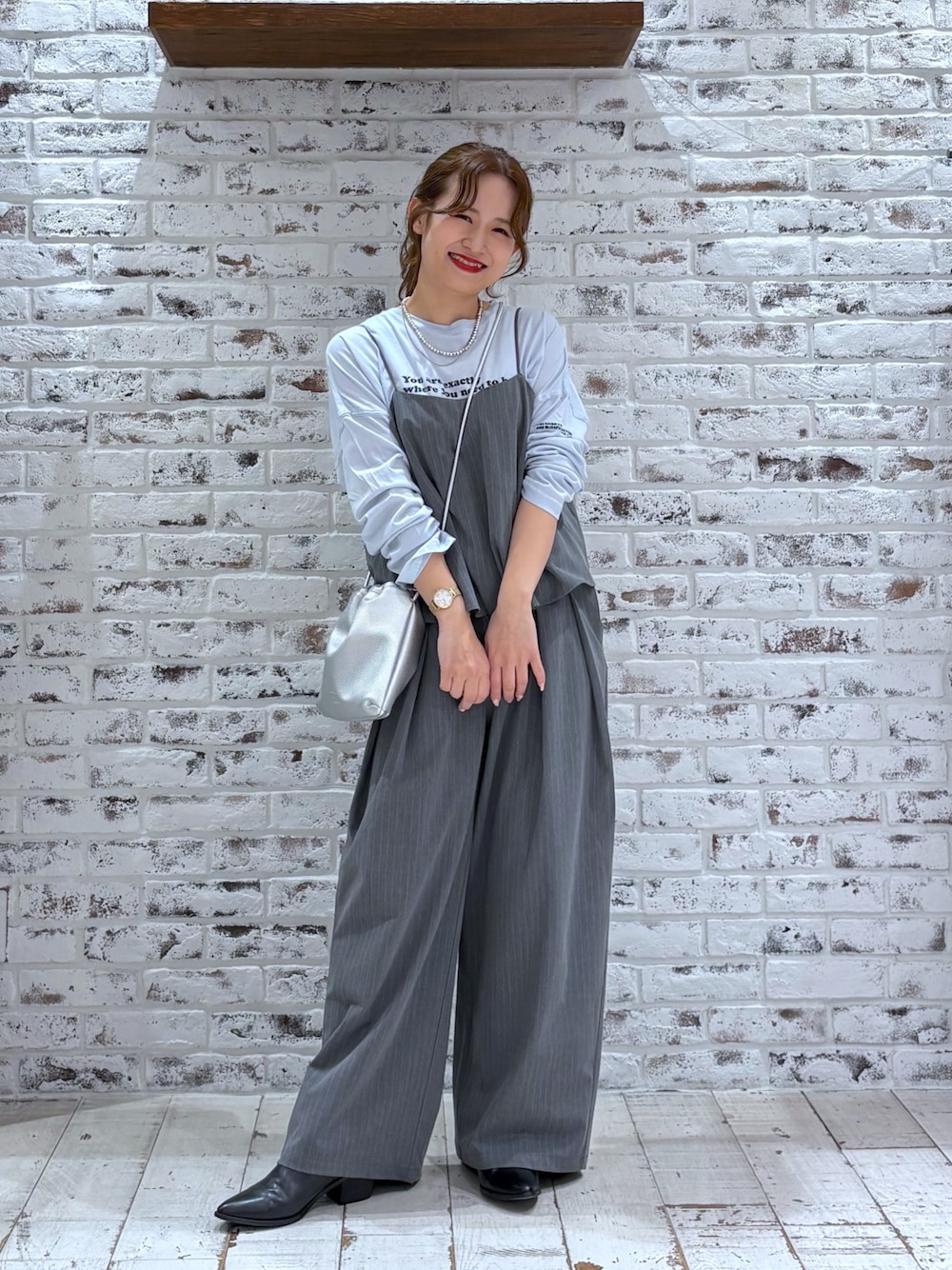 「ショルダーバッグ、セットアップ、ビスチェ、ワイドスラックス、ワイドパンツ、グレーコーデ、春コーデ、春夏コーデ、ブルー、淡色コーデ、淡色女子、きれいめカジュアル、キレイめ、きれいめ、低身長」｜「PUAL CE CINのフェイクレザー巾着バッグ（バッグ、シルバー系）」を使った、yukaさん（レディース・153cm）の春コーディネートの1枚目の写真