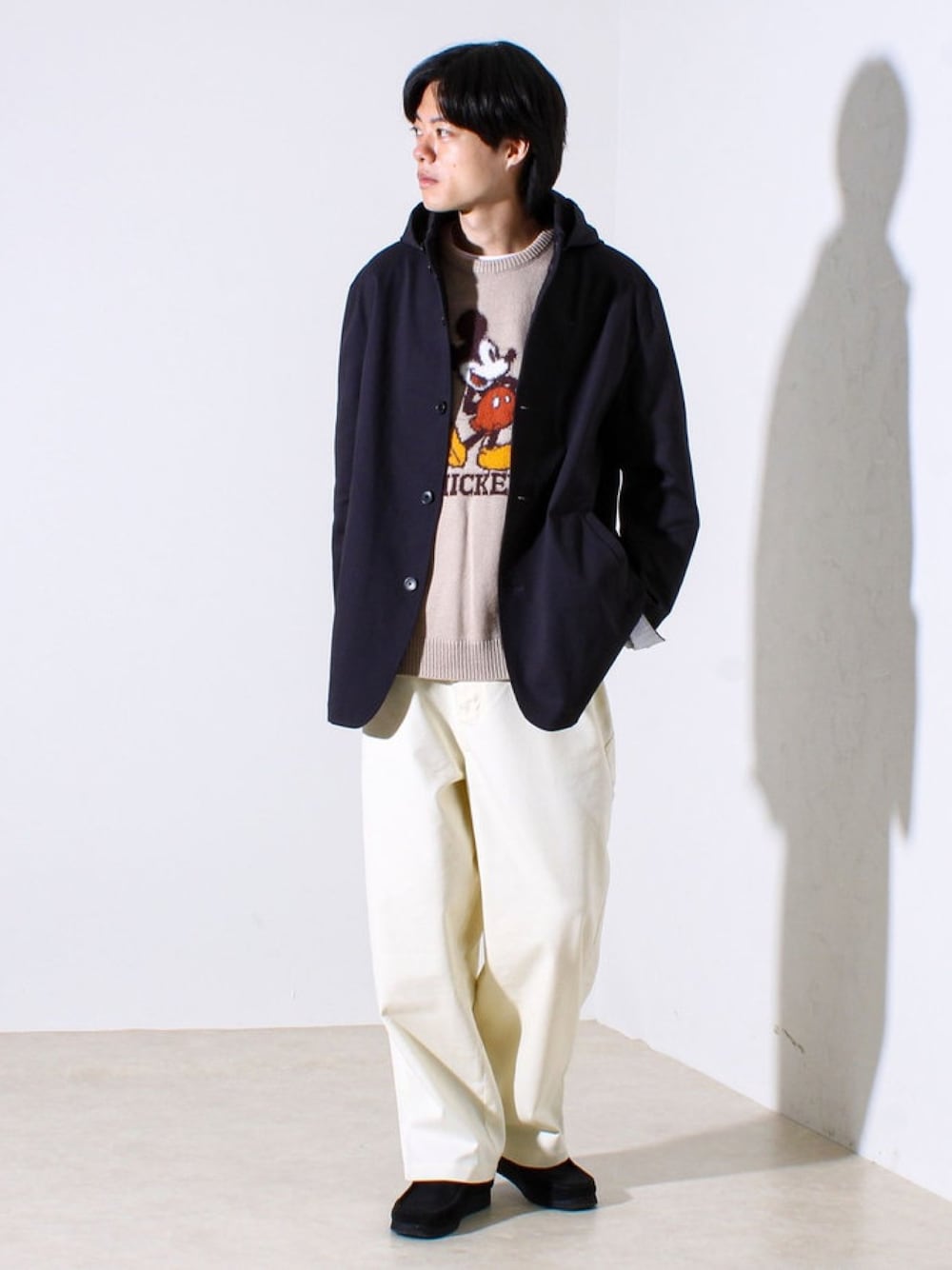 ブルー系のブルゾン、ベージュ系のニット/セーターを着用したメンズの秋コーディネートの1枚目の写真