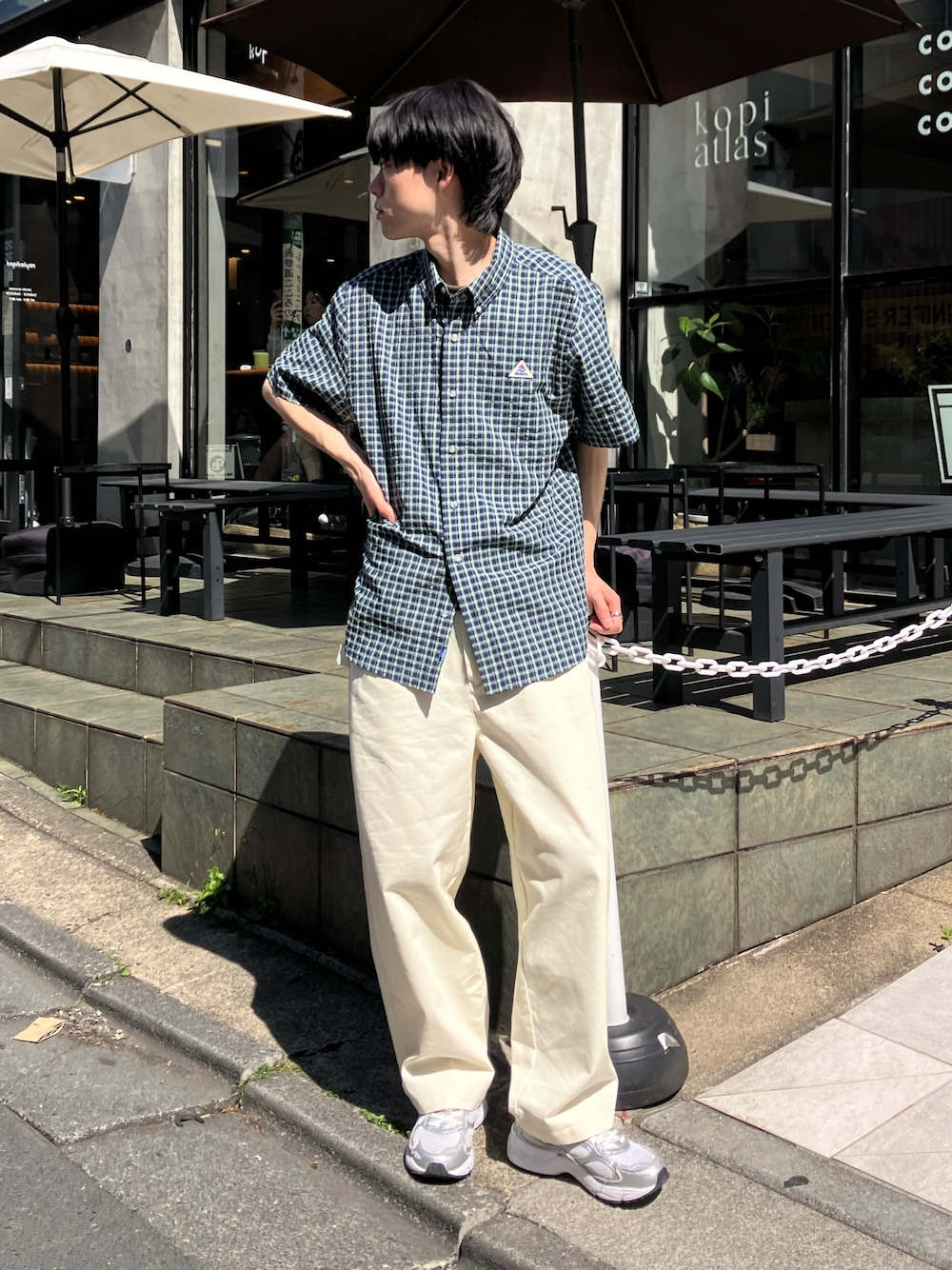 「レイヤードスタイル、夏コーデ、デートコーデ、今日のコーデ、オトナカジュアル、白パンツ、シャツスタイル、お出かけコーデ、ラフコーデ、チェックシャツ、チェック、チェック柄、半袖シャツ」｜「GEVACOの【EXCLUSIVE】【GEVACO/ゲバコ】シアサッカー ボタンダウン半袖シャツ（無地/チェック）（シャツ/ブラウス、ブルー系）」を使った、reさん（メンズ・173cm）の夏コーディネートの1枚目の写真