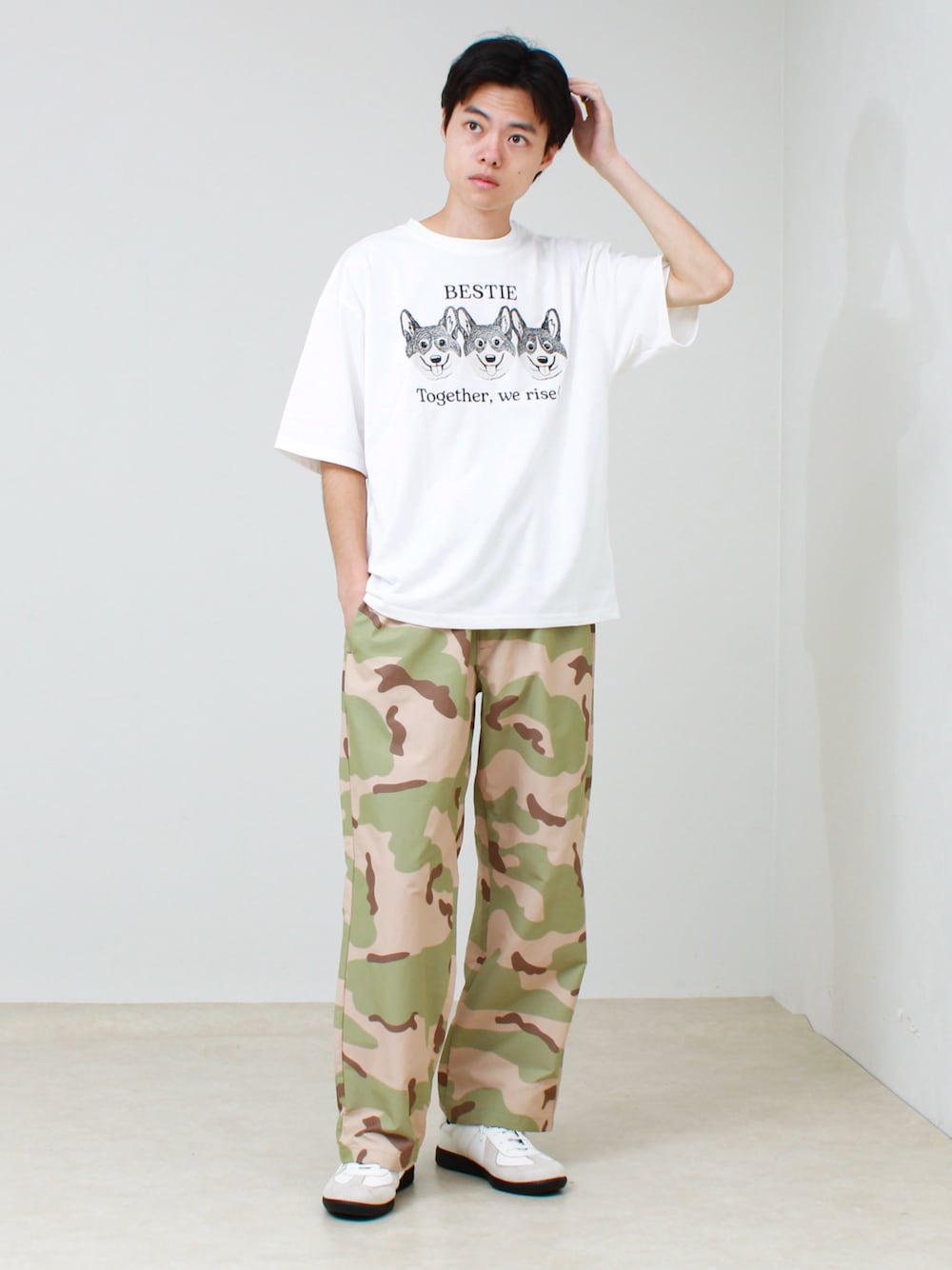 ベージュ系のその他パンツ、ホワイト系のTシャツ/カットソーを着用したメンズの夏コーディネートの1枚目の写真