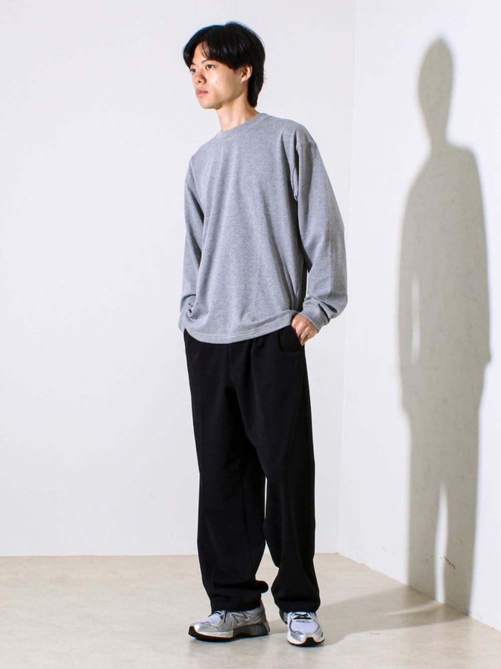 グレー系のTシャツ/カットソーを着用したメンズの秋コーディネートの1枚目の写真