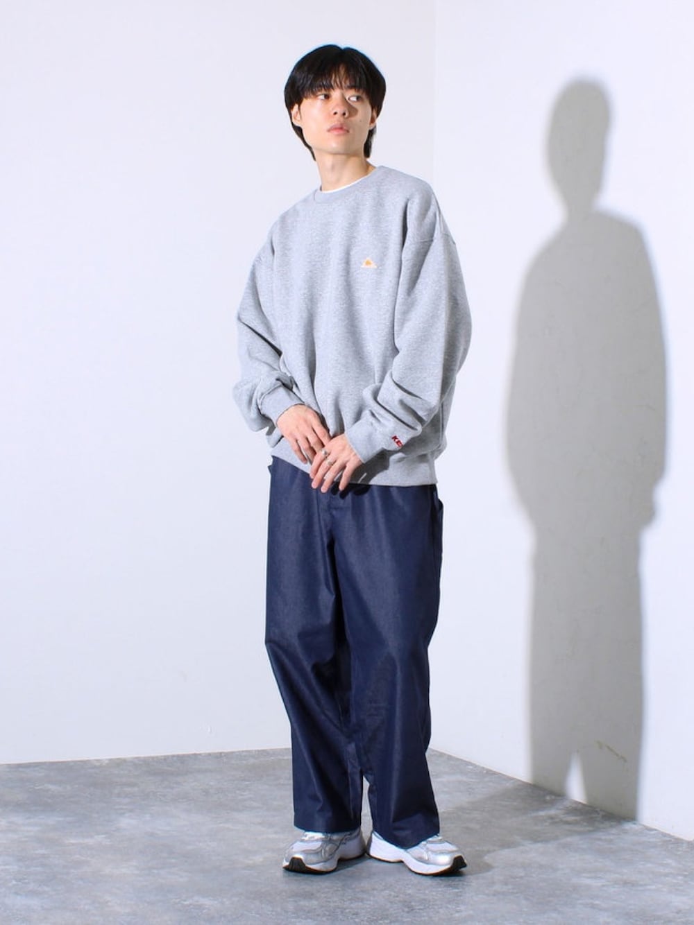 グレー系のスウェット、ブルー系のその他パンツを着用したメンズの夏コーディネートの1枚目の写真