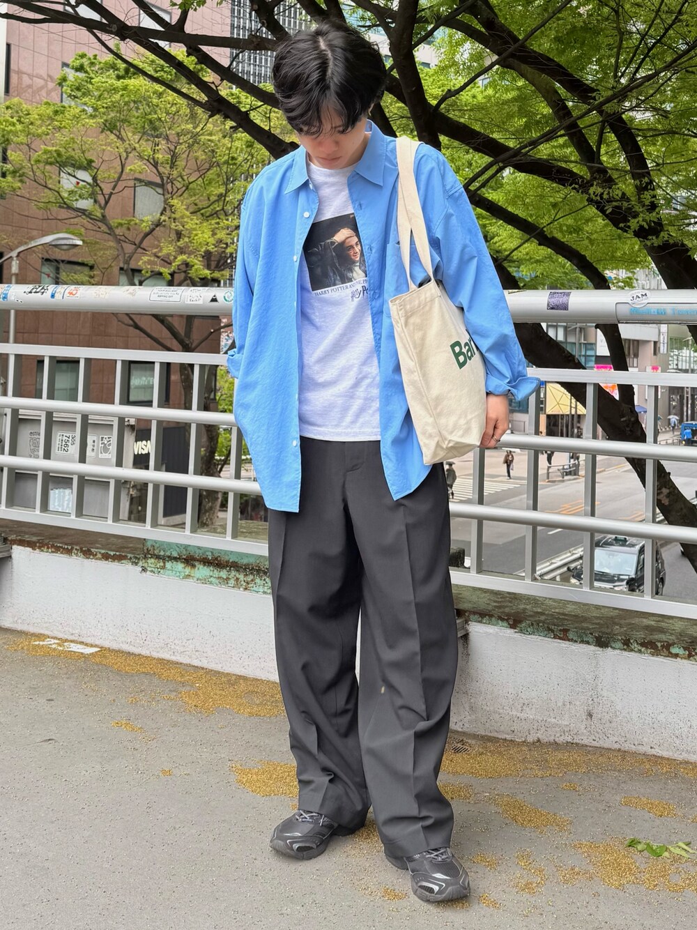 ブルー系のシャツ/ブラウス、ホワイト系のトートバッグ、グレー系のTシャツ/カットソーを着用したメンズの春コーディネートの1枚目の写真