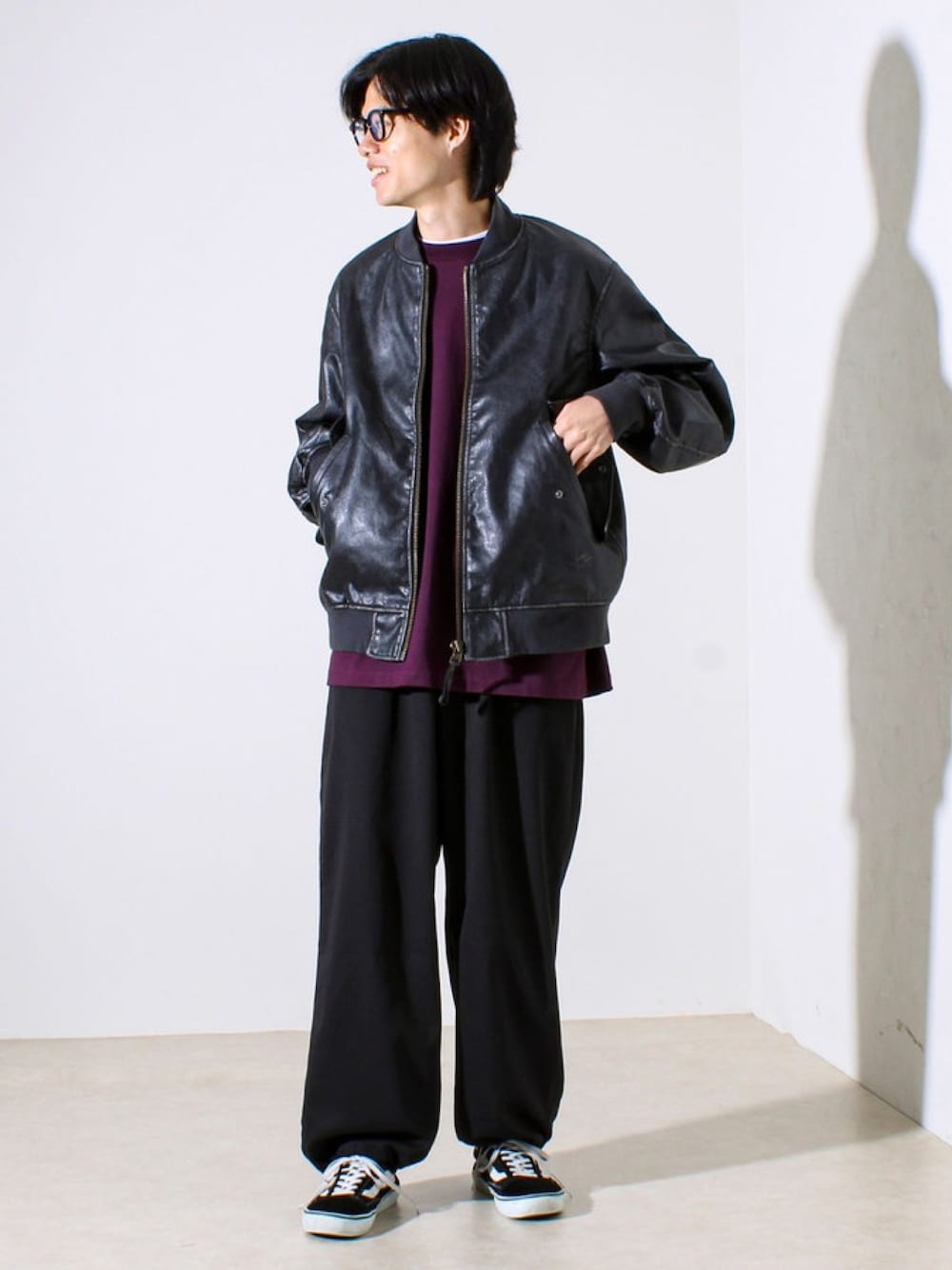 ブラック系のライダースジャケット、パープル系のTシャツ/カットソーを着用したメンズの秋コーディネートの1枚目の写真