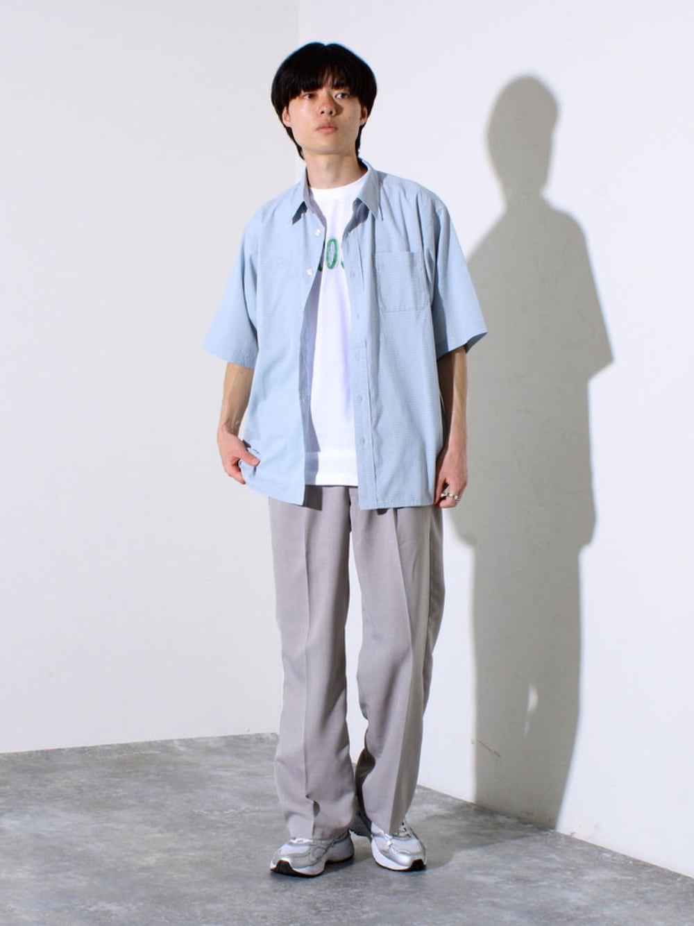 「ラコステ、LACOSTE、シャツスタイル、雨の日コーデ、お出かけコーデ、淡色コーデ、きれいめカジュアル、シンプルコーデ、初夏コーデ、夏コーデ、半袖シャツ、シンプルスタイル、大人コーデ、スラックスパンツ、スラックス」｜「GLOSTERの【GLOSTER/グロスター】メッシュサッカー素材 GOODNESS刺繍 ショートスリーブシャツ（シャツ/ブラウス、ブルー系）」を使った、reさん（メンズ・173cm）の春コーディネートの1枚目の写真