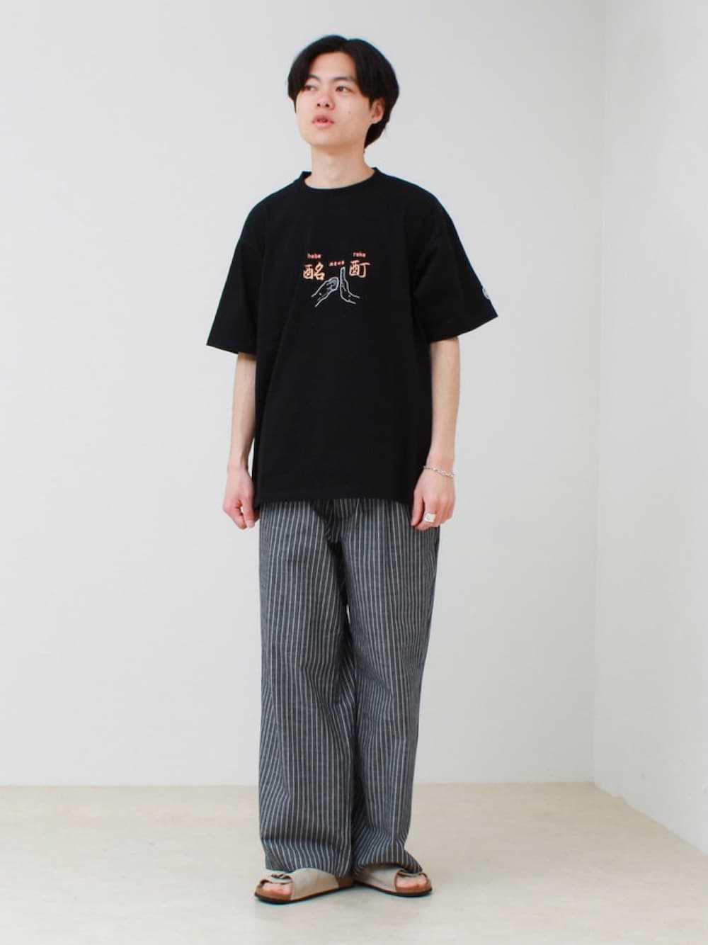 ブラック系のTシャツ/カットソー、ブラック系のその他パンツを着用したメンズの夏コーディネートの1枚目の写真