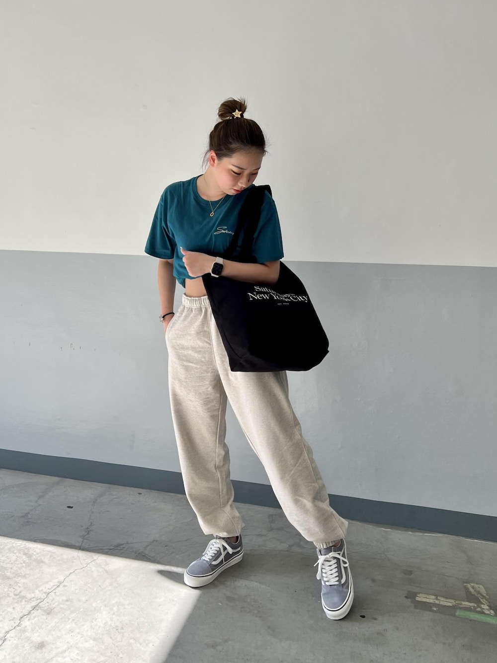 「夏、Summer、スウェット、ロゴ、ブルー、Tシャツ、半袖、グリーン、Saturdays NYC」｜「Saturdays NYCのMiller Standard Tote（トートバッグ、ブラック系）」を使った、rayさん（レディース・164cm）の夏コーディネートの1枚目の写真
