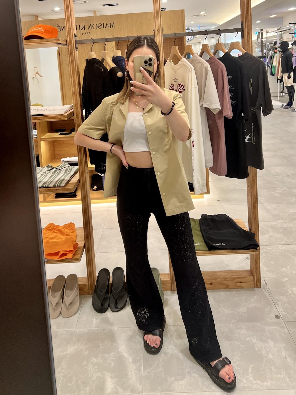 「メッシュパンツ、カラーシャツ、夏、summer、ベージュ、フレアパンツ、サンダル、Saturdays NYC」｜「Saturdays NYCのIRIDESCENT CANTY SS SHIRT（シャツ/ブラウス、ホワイト系）」を使った、rayさん（レディース・164cm）の夏コーディネートの1枚目の写真