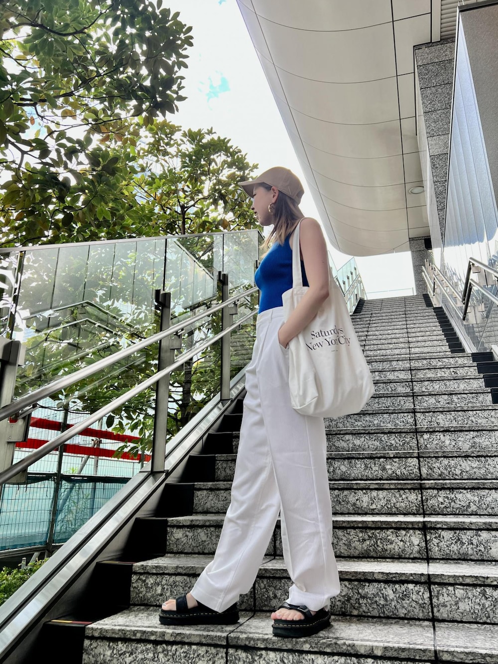 「Summer、夏、タンクトップ、かわちい、Saturdays NYC」｜「Saturdays NYCのKim Pinstripe Trouser（その他パンツ、ホワイト系）」を使った、rayさん（レディース・164cm）の夏コーディネートの1枚目の写真