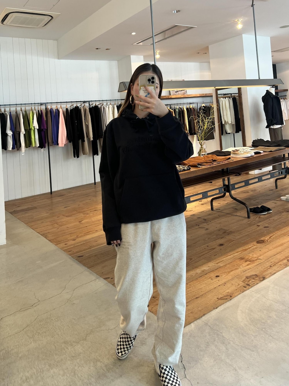 「フーディー、秋、ストリート、スウェット、パーカー、フード、Saturdays NYC」｜「Saturdays NYCのDitch Miller Standard Hoodie（パーカー、ブラック系）」を使った、rayさん（レディース・164cm）の秋コーディネートの1枚目の写真