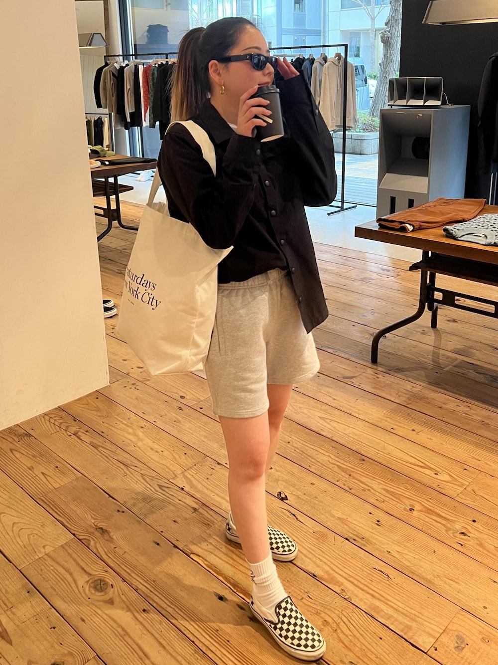 「春、シャツ、ショートパンツ、Saturdays NYC」｜「Saturdays NYCのMiller Standard Tote（トートバッグ、ホワイト系）」を使った、rayさん（レディース・164cm）の冬コーディネートの1枚目の写真