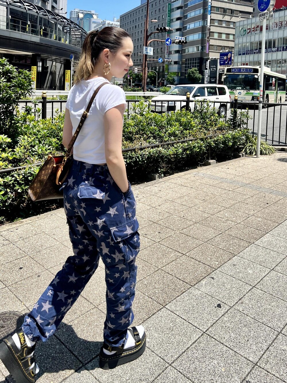 「Summer、夏、カーゴパンツ、ちびT、スター、星、Saturdays NYC」｜「Saturdays NYCのSignature Fitted Tee（Tシャツ/カットソー、ホワイト系）」を使った、rayさん（レディース・164cm）の夏コーディネートの1枚目の写真