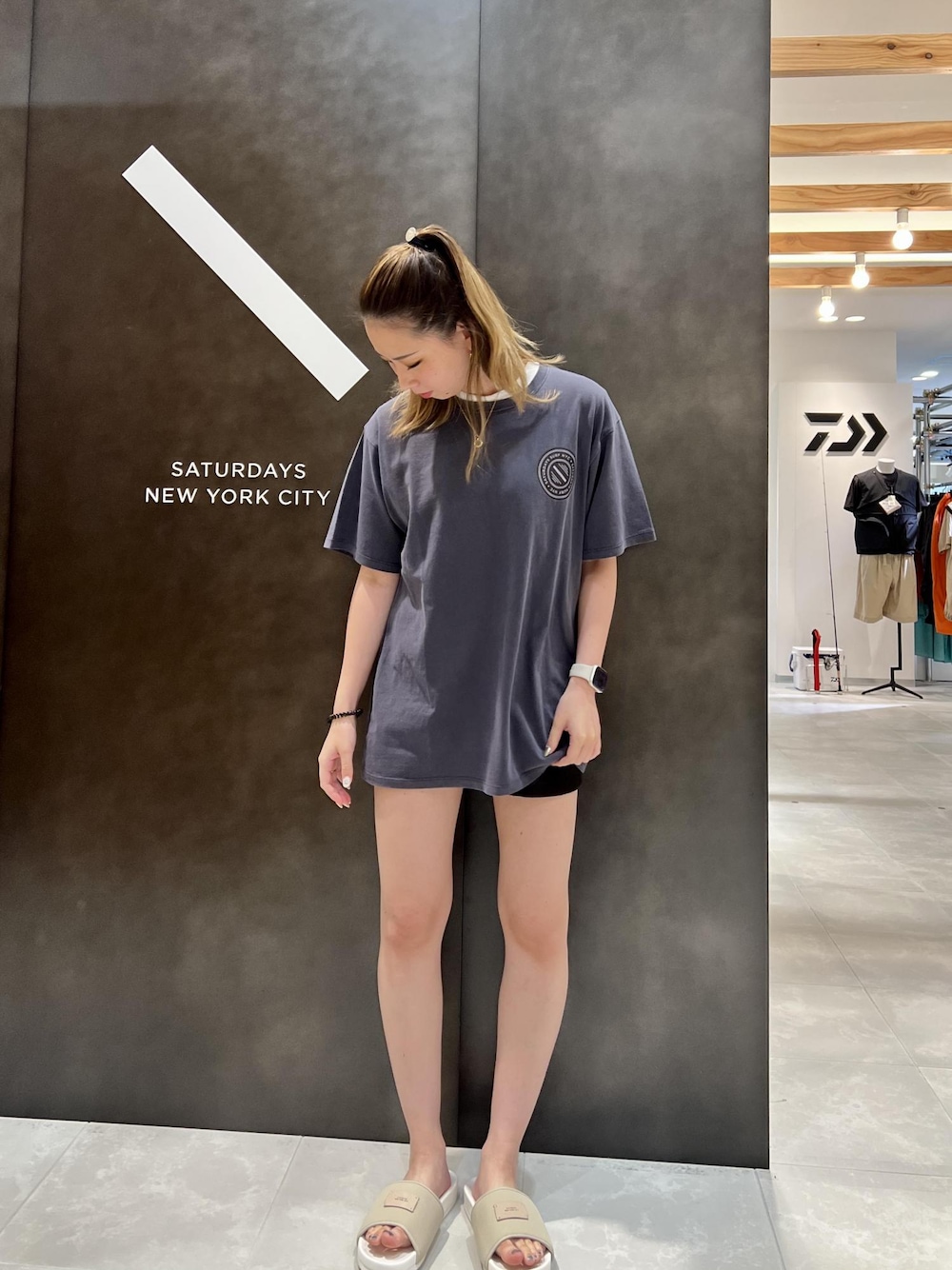 「オーバーサイズ、ロゴティー、Summer、夏、海、サンダル、Saturdays NYC」｜「Saturdays NYCのBanya Slide（サンダル、ベージュ系）」を使った、rayさん（レディース・164cm）の夏コーディネートの1枚目の写真