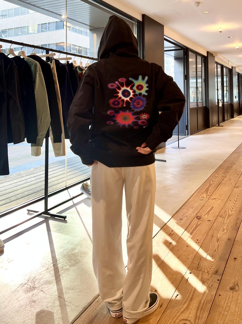 「Hoodie、スウェット、ストリート、バックプリント、コラボ、Saturdays NYC」｜「Saturdays NYCのKim Pinstripe Trouser（その他パンツ、ホワイト系）」を使った、rayさん（レディース・164cm）の冬コーディネートの1枚目の写真