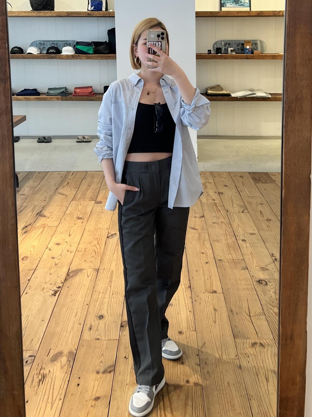 「Dickies、ワークパンツ、サイドテープ、シャツ、スプリング、春、Saturdays NYC」｜「Saturdays NYCのCrosby Twill Ls Shirt（シャツ/ブラウス、ブルー系）」を使った、rayさん（レディース・165cm）の春コーディネートの1枚目の写真