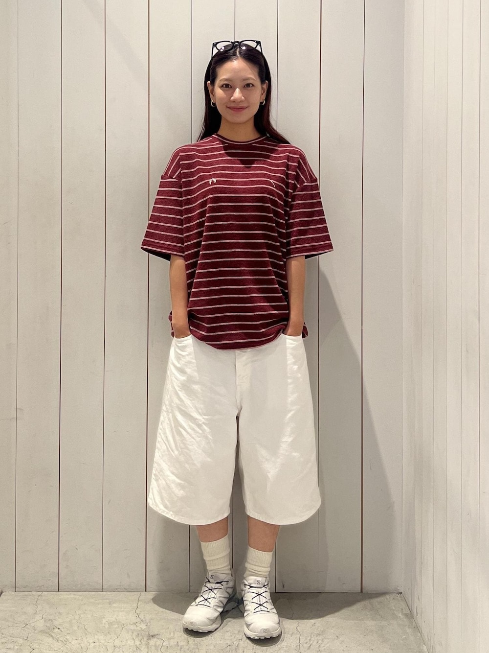 レッド系のTシャツ/カットソーを着用したレディースの夏コーディネートの1枚目の写真