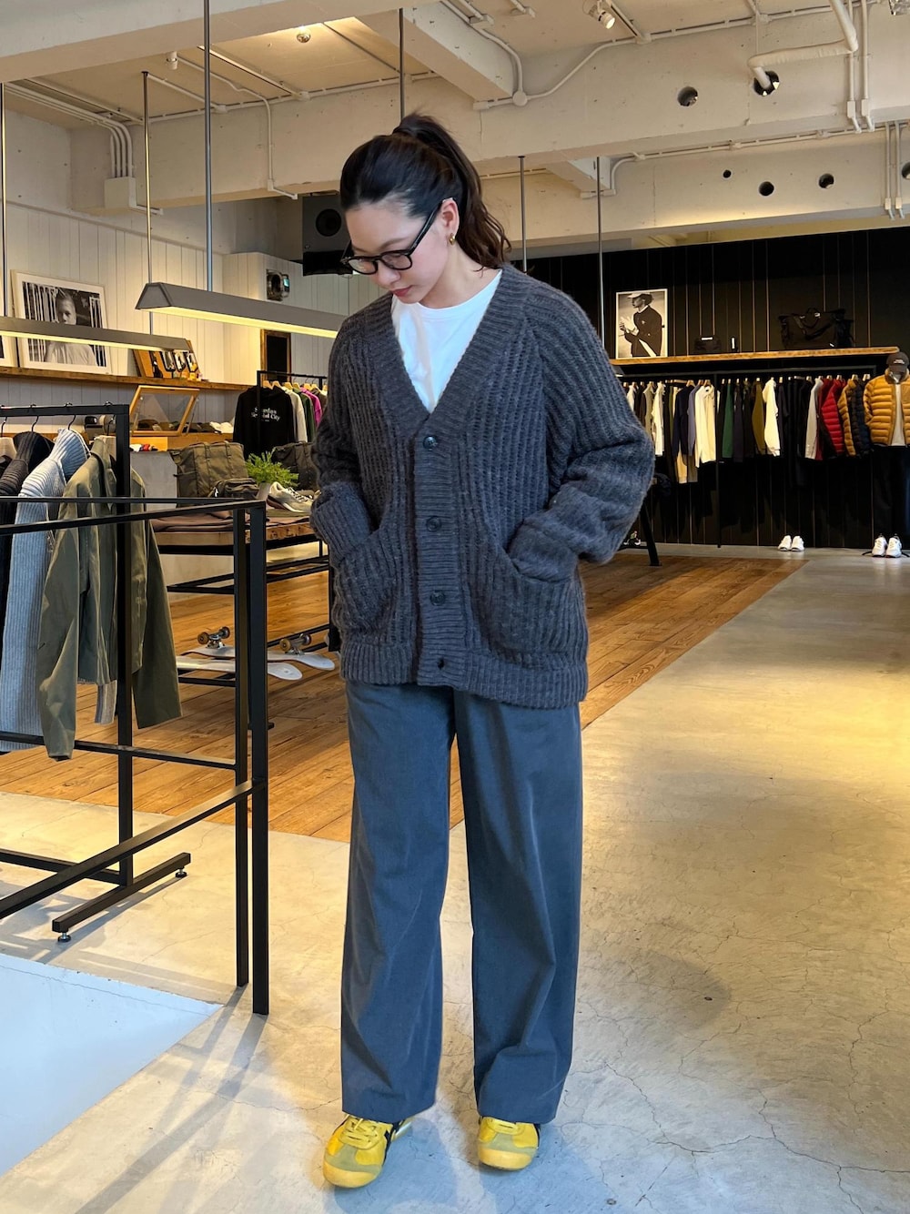 「秋コーデ、初冬コーデ、冬コーデ、お仕事コーデ、お出かけコーデ、旅行コーデ、女子会コーデ、モード、大人カジュアル、パンツスタイル、体型カバー、ワントーンコーデ、モノトーンコーデ、カジュアルコーデ、メンズライク」｜「Saturdays NYCのTwo Pack Standard Ls Tee（Tシャツ/カットソー、ホワイト系）」を使った、YUIさん（レディース・162cm）の冬コーディネートの1枚目の写真