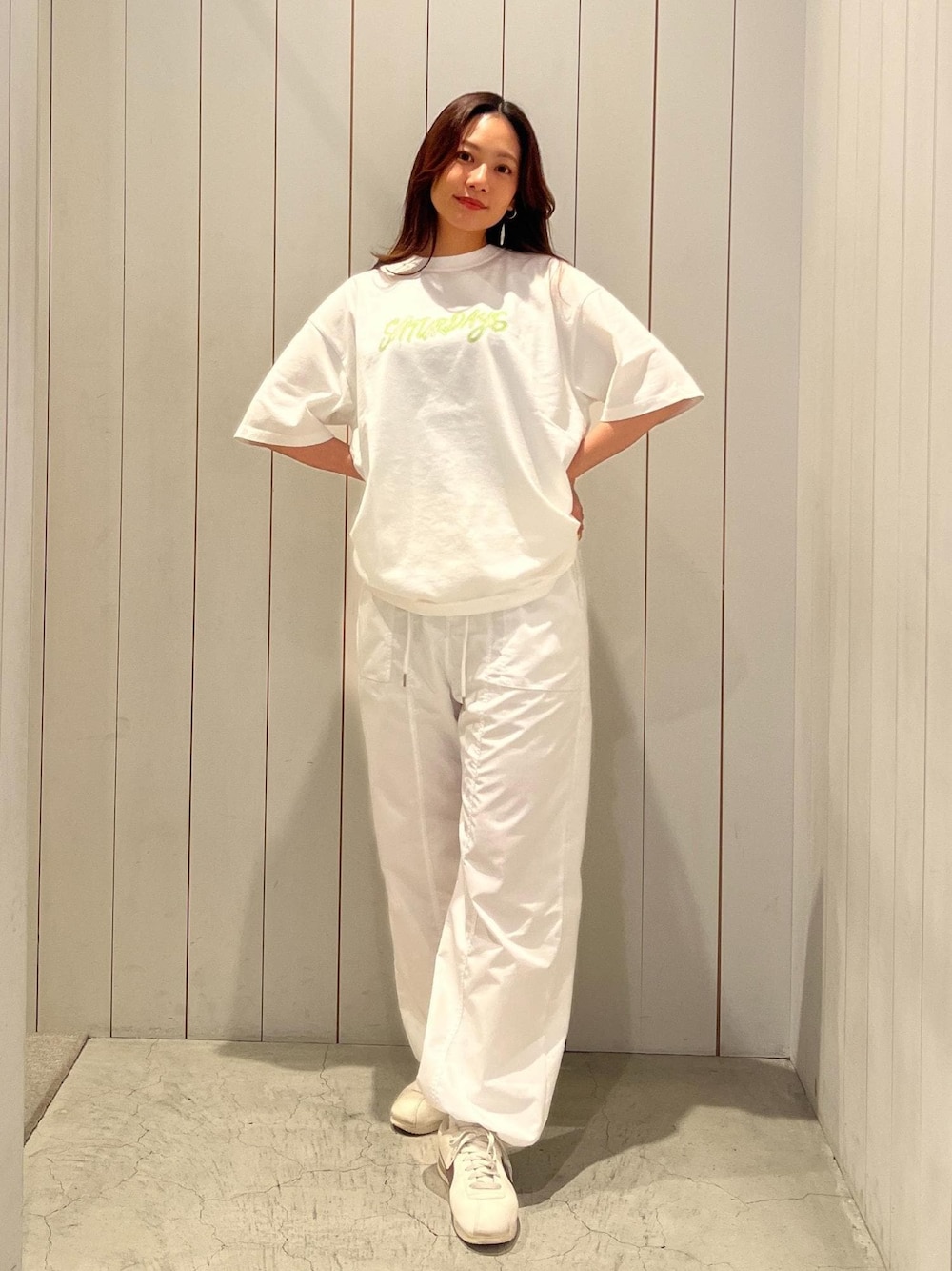 「初春コーデ、春コーデ、初夏コーデ、夏コーデ、アウトドアコーデ、フェスコーデ、大人カジュアル、パンツスタイル、体型カバー、ワントーンコーデ、カジュアルコーデ、ヘルシーコーデ、メンズライク、シンプルコーデ」｜「Saturdays NYCのNeon Saturdays SS Tee（Tシャツ/カットソー、ホワイト系）」を使った、YUIさん（レディース・162cm）の春コーディネートの1枚目の写真