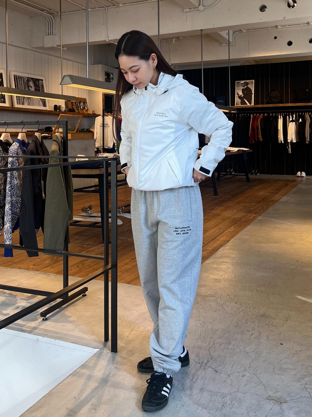 「初冬コーデ、冬コーデ、運動会コーデ、旅行コーデ、アウトドアコーデ、ランニングコーデ、ジム・トレーニングコーデ、ゴルフコーデ、ヨガコーデ、スポーツミックス、大人カジュアル、パンツスタイル、体型カバー、カジュアルコーデ、ヘルシーコーデ」｜「Saturdays NYCのABRAMS INTERNATIONAL SWEATPANTS（その他パンツ、グレー系）」を使った、YUIさん（レディース・162cm）の冬コーディネートの1枚目の写真