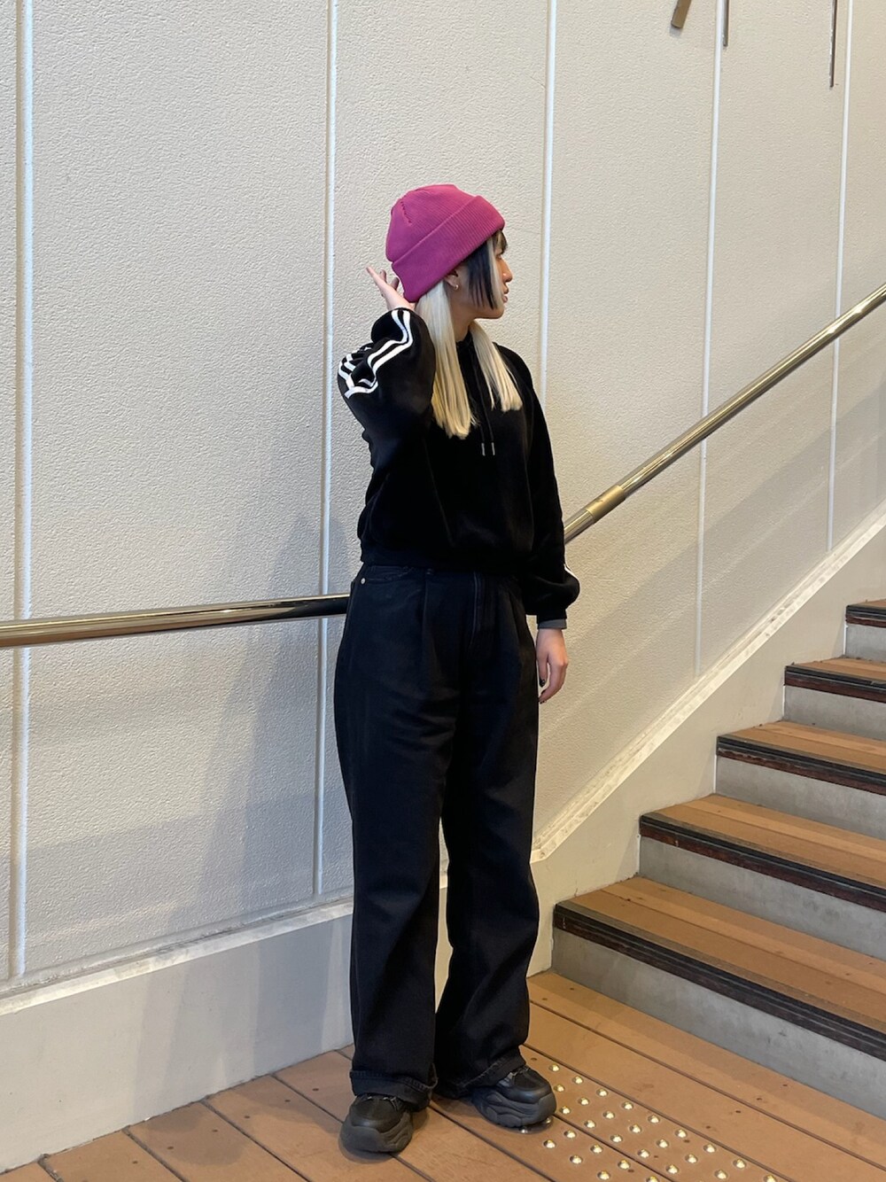 ピンク系のニットキャップ/ビーニーを着用したレディースの春コーディネートの1枚目の写真