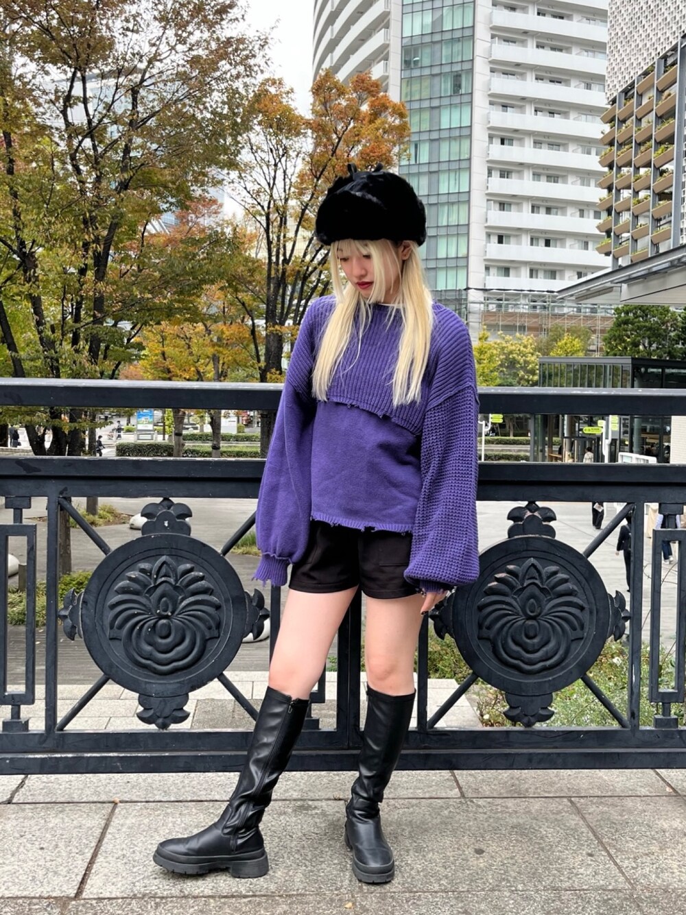 「冬コーデ、帽子、もこもこ、トラッパーハット、秋冬コーデ、ロングブーツ、ファッションを楽しもう、コーデュロイ」｜「GRLのタンクソールロングブーツ（ブーツ、ブラック系）」を使った、YUIさん（レディース・157cm）の秋コーディネートの1枚目の写真