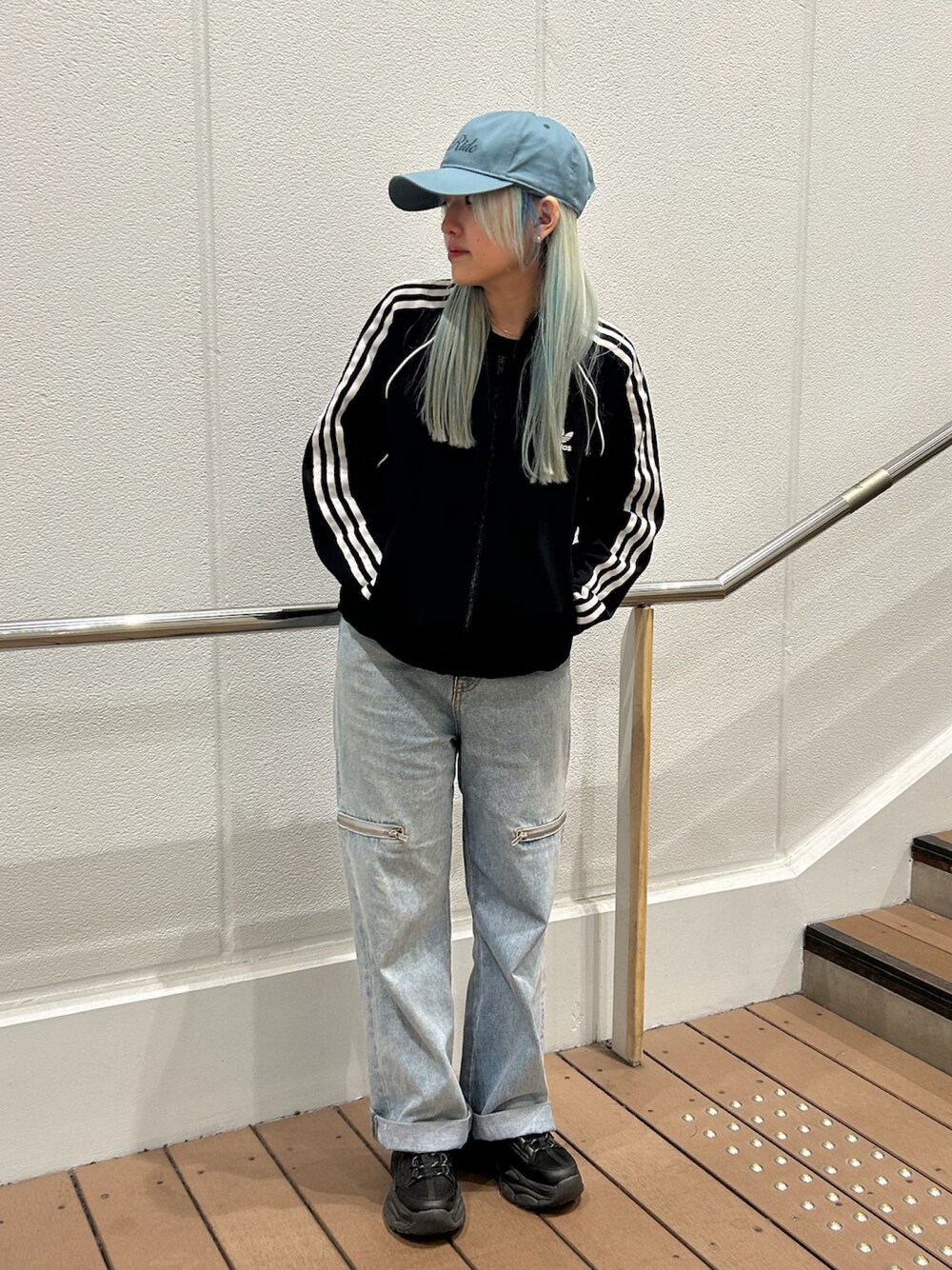 「キャップ、キャップ女子、キャップコーデ、ストリート、ストリートコーデ、デニム、デニムパンツ、カジュアルスタイル」｜「OVERRIDEのOVERRIDE  REC EMBROIDERY LOGO CAP SG / オーバーライド（キャップ、ブルー系）」を使った、YUIさん（レディース・157cm）の冬コーディネートの1枚目の写真