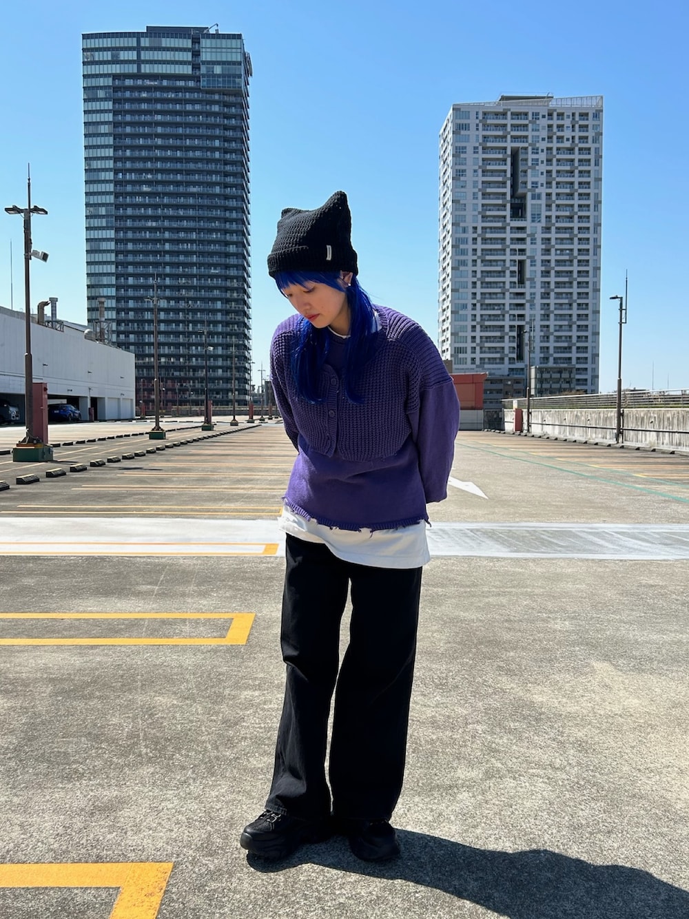 「override、ネコミミ、ネコ、ニット帽、サマーニット、デニム」｜「OVERRIDEのOVERRIDE KNIT CROCHET CAT WATCH／猫耳ニット帽（ニットキャップ/ビーニー、ブラック系）」を使った、YUIさん（レディース・157cm）の春コーディネートの1枚目の写真