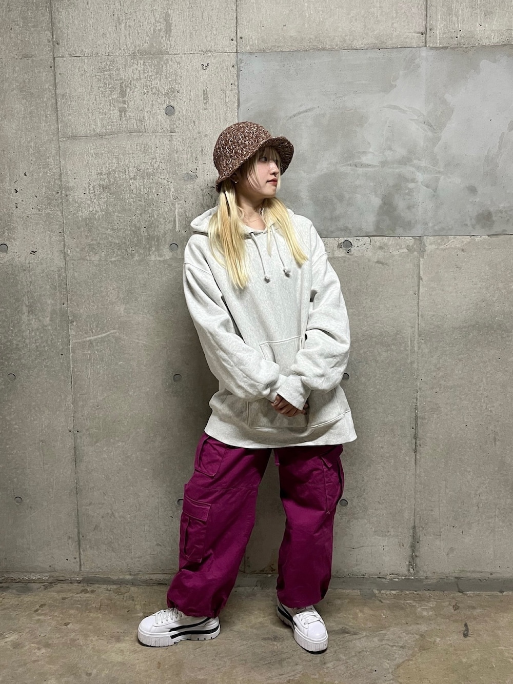 「override、Kaorinomori、ニットハット、パーカー、スニーカー」｜「GUのアイテム（パーカー、グレー系）」を使った、YUIさん（レディース・157cm）の冬コーディネートの1枚目の写真