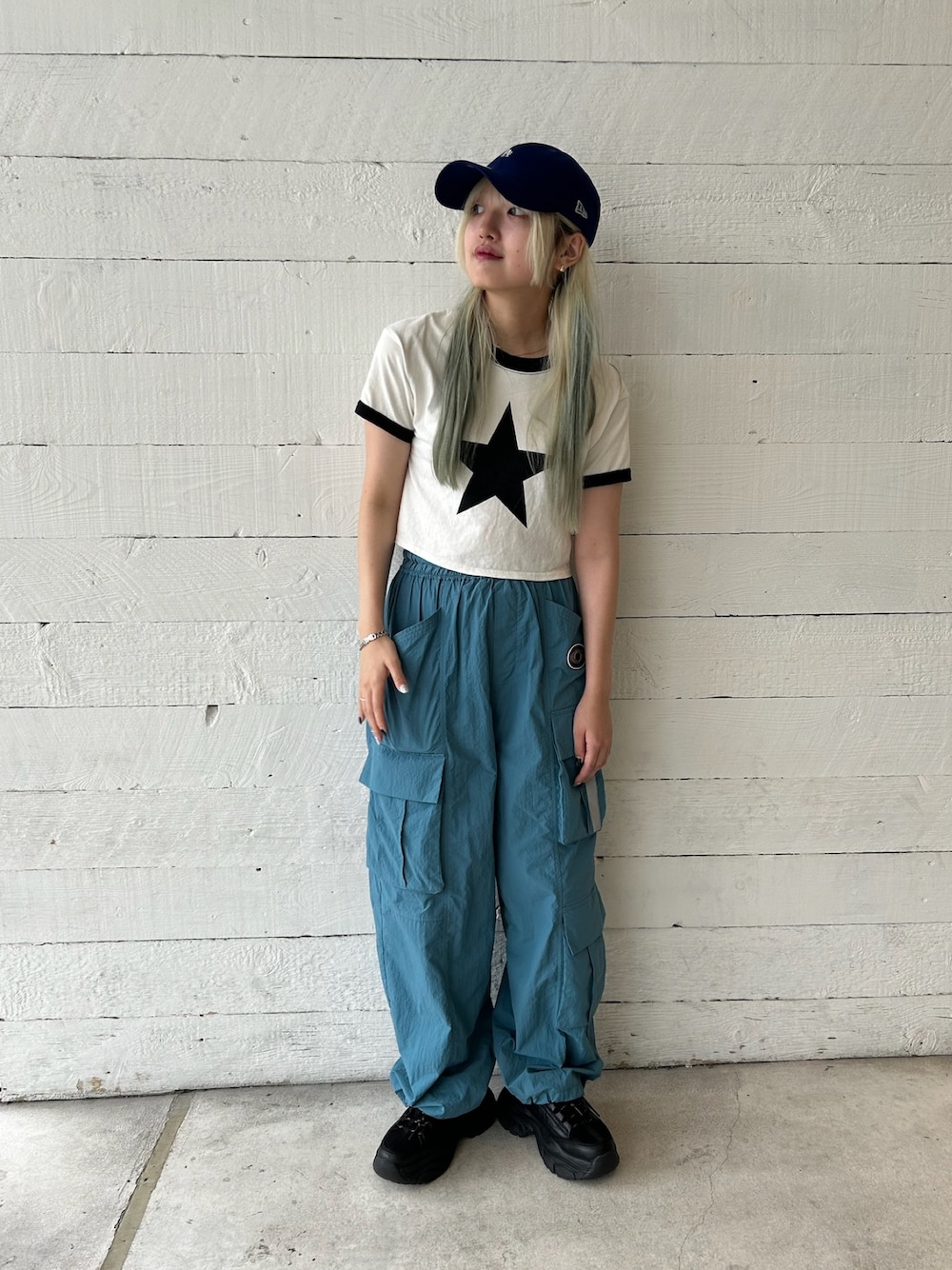 ホワイト系のTシャツ/カットソー、ブルー系のカーゴパンツ、ブラック系のスニーカーを着用したレディースの夏コーディネートの1枚目の写真