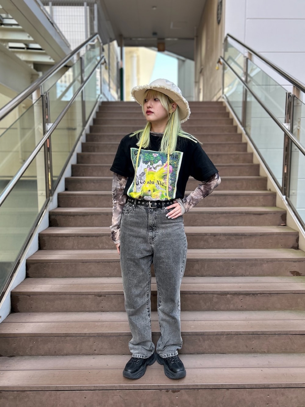 「テンガロンハット、帽子、紐付きハット、Kaorinomori、フェススタイル、フェスコーデ」｜「kaorinomoriのkaorinomori プラーハット / カオリノモリ（ハット、ベージュ系）」を使った、YUIさん（レディース・157cm）の春コーディネートの1枚目の写真