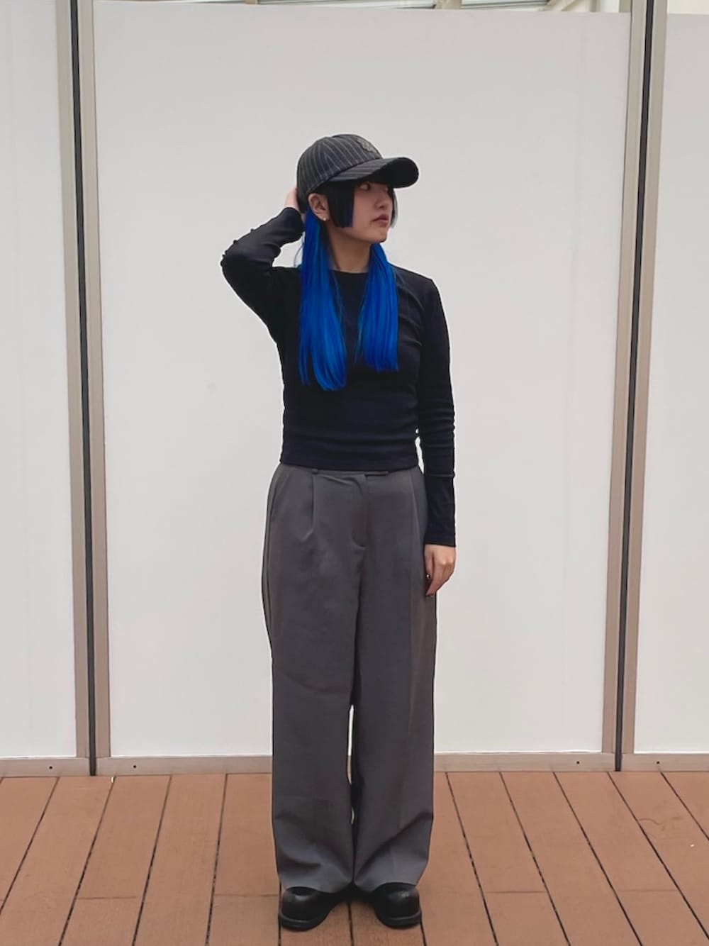 グレー系のキャップを着用したレディースの秋コーディネートの1枚目の写真