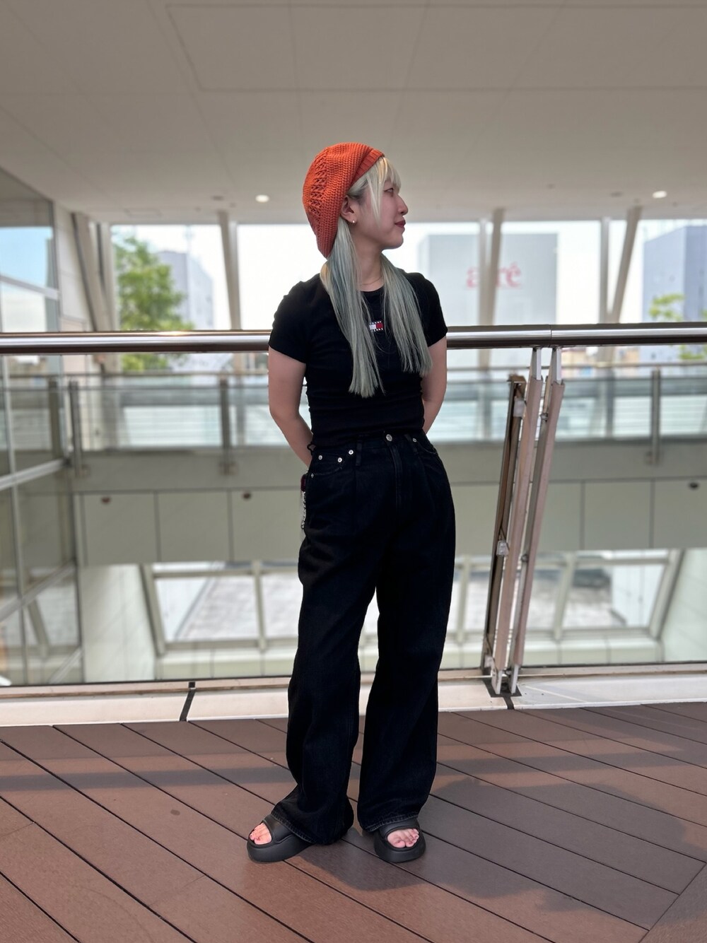 「override、ベレー帽、サンダル、ロゴT、デニム」｜「EVRISのタックワイドデニムパンツ（デニムパンツ、ブラック系）」を使った、YUIさん（レディース・157cm）の夏コーディネートの1枚目の写真